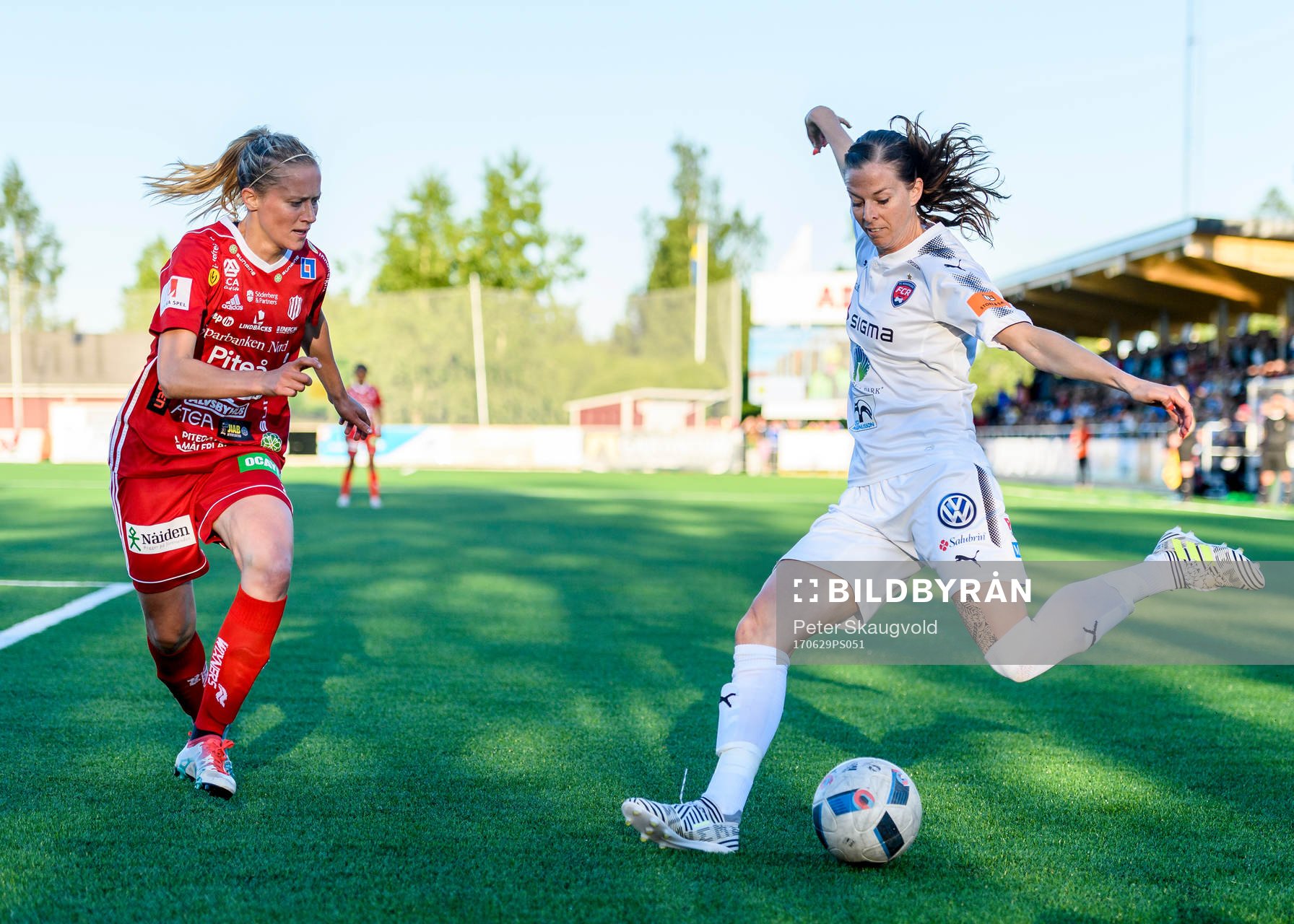 Rosengårds Lotta Schelin med bollen under fotbollsmatchen i Damallsvenskan mellan Piteå och Rosengård den 29 juni 2017 i Piteå.