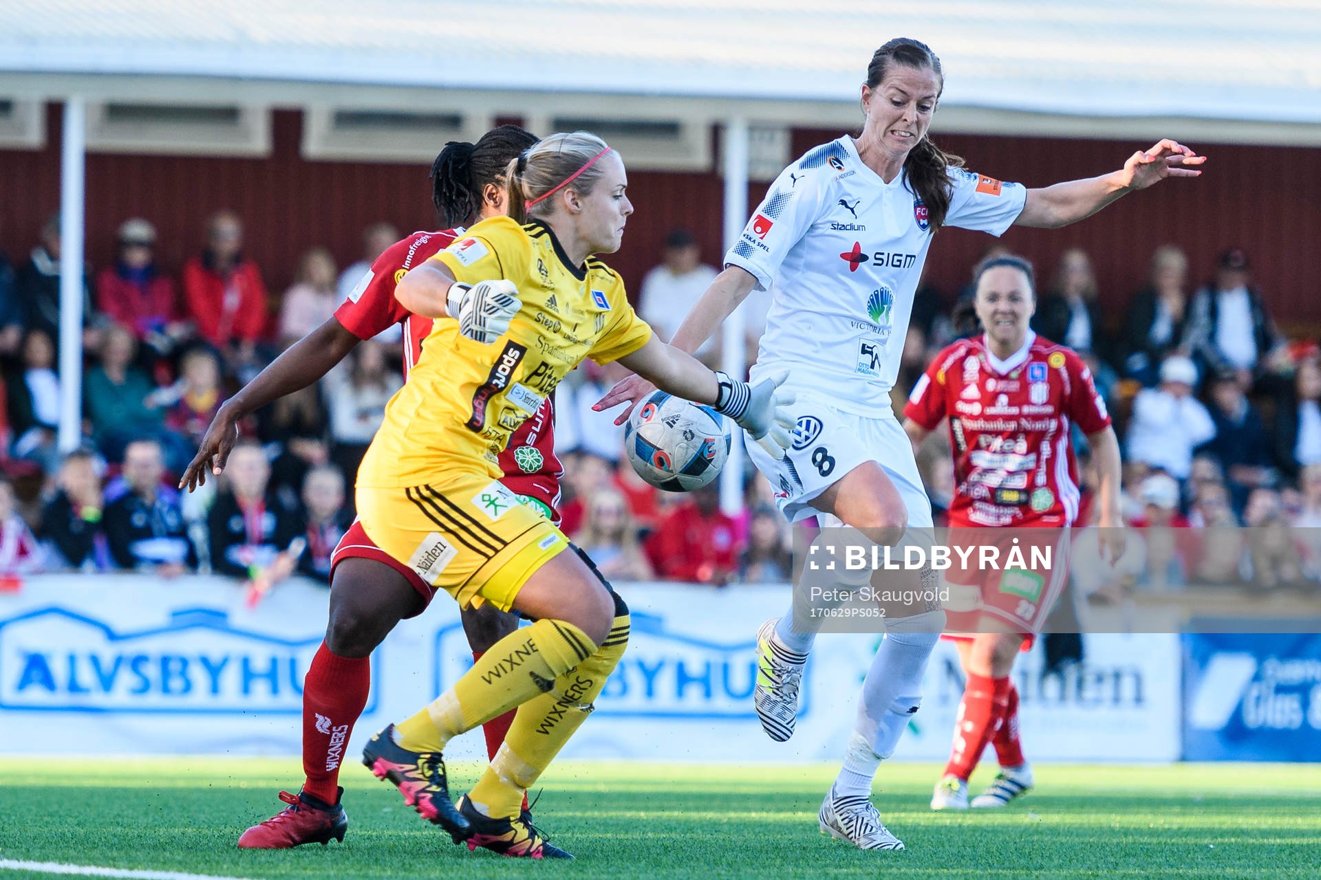 Rosengårds Lotta Schelin försöker få bollen förbi Piteås målvakt Hilda Carlén under fotbollsmatchen i Damallsvenskan mellan Piteå och Rosengård den 29 juni 2017 i Piteå.