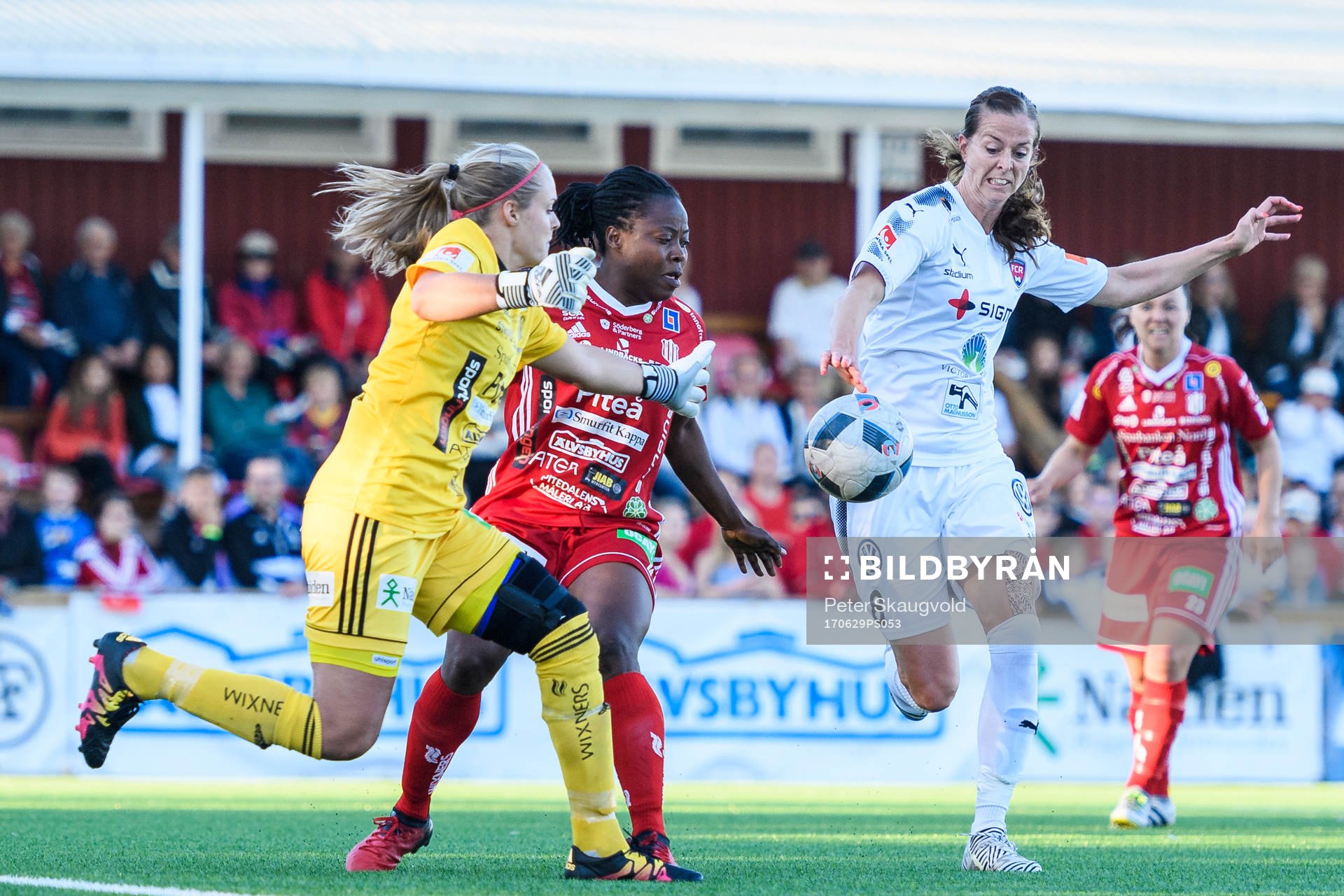 Rosengårds Lotta Schelin försöker få bollen förbi Piteås målvakt Hilda Carlén under fotbollsmatchen i Damallsvenskan mellan Piteå och Rosengård den 29 juni 2017 i Piteå.