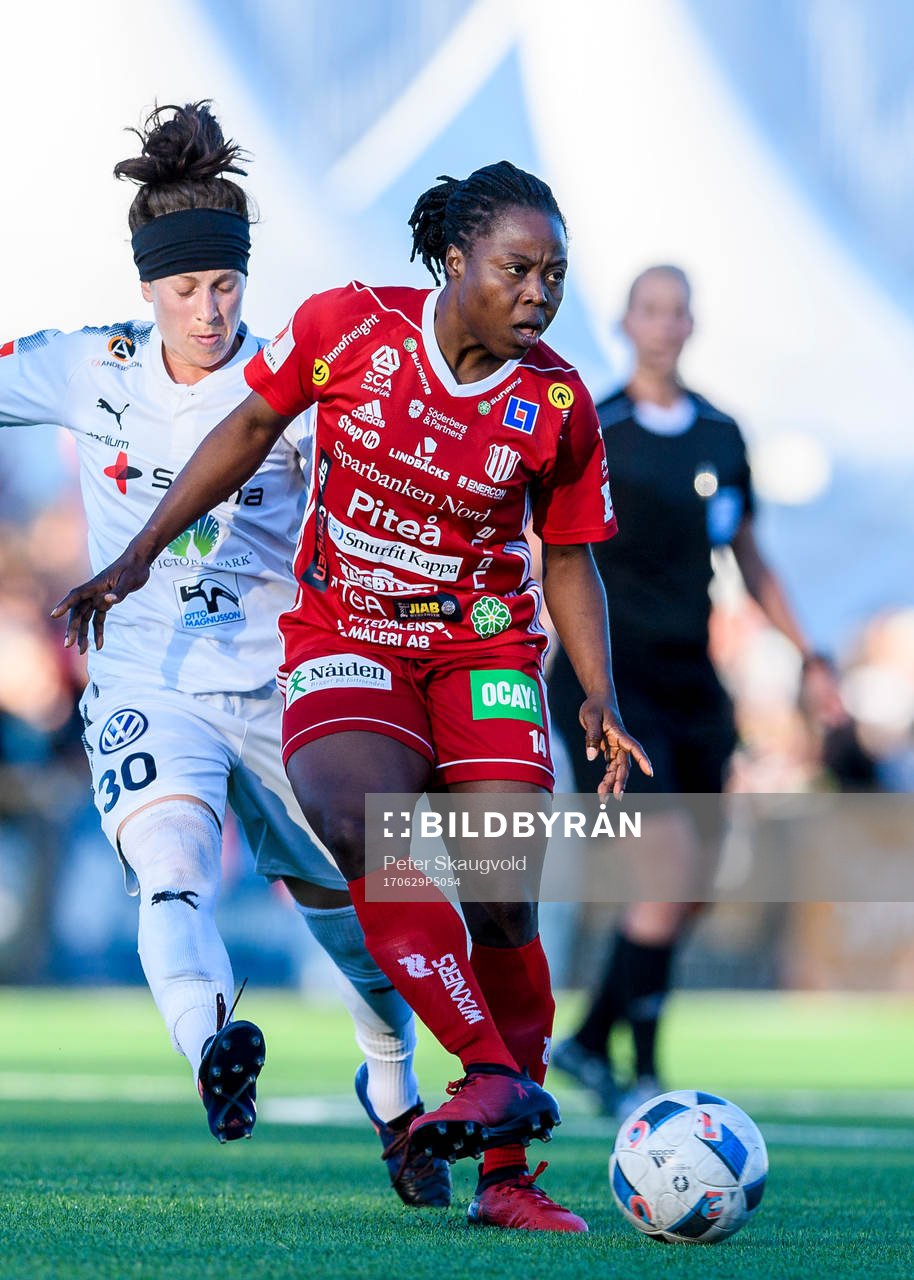 Piteås Faith Ikidi med bollen