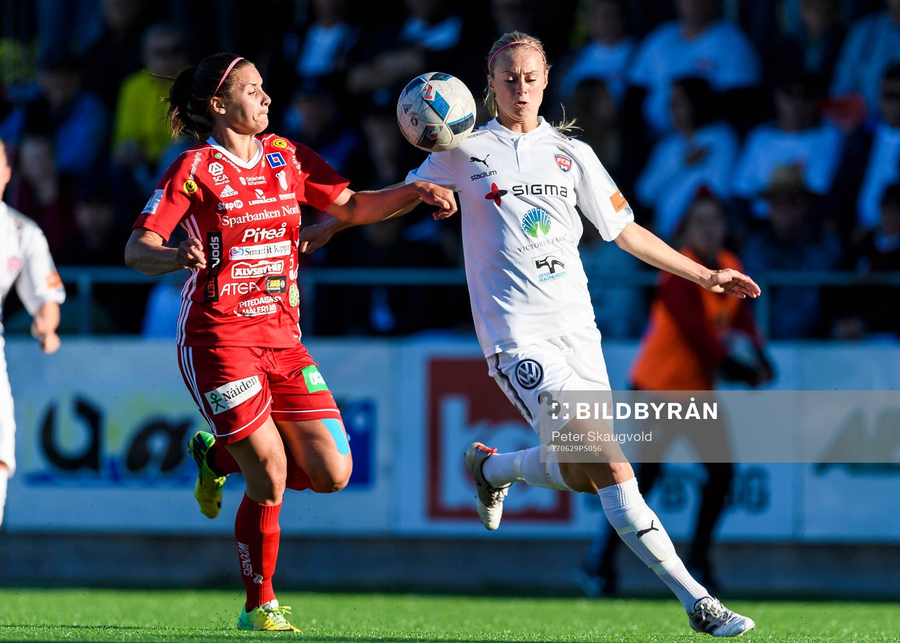 Piteås Hanna Pettersson och Rosengårds Amanda Ilestedt under fotbollsmatchen i Damallsvenskan mellan Piteå och Rosengård den 29 juni 2017 i Piteå.