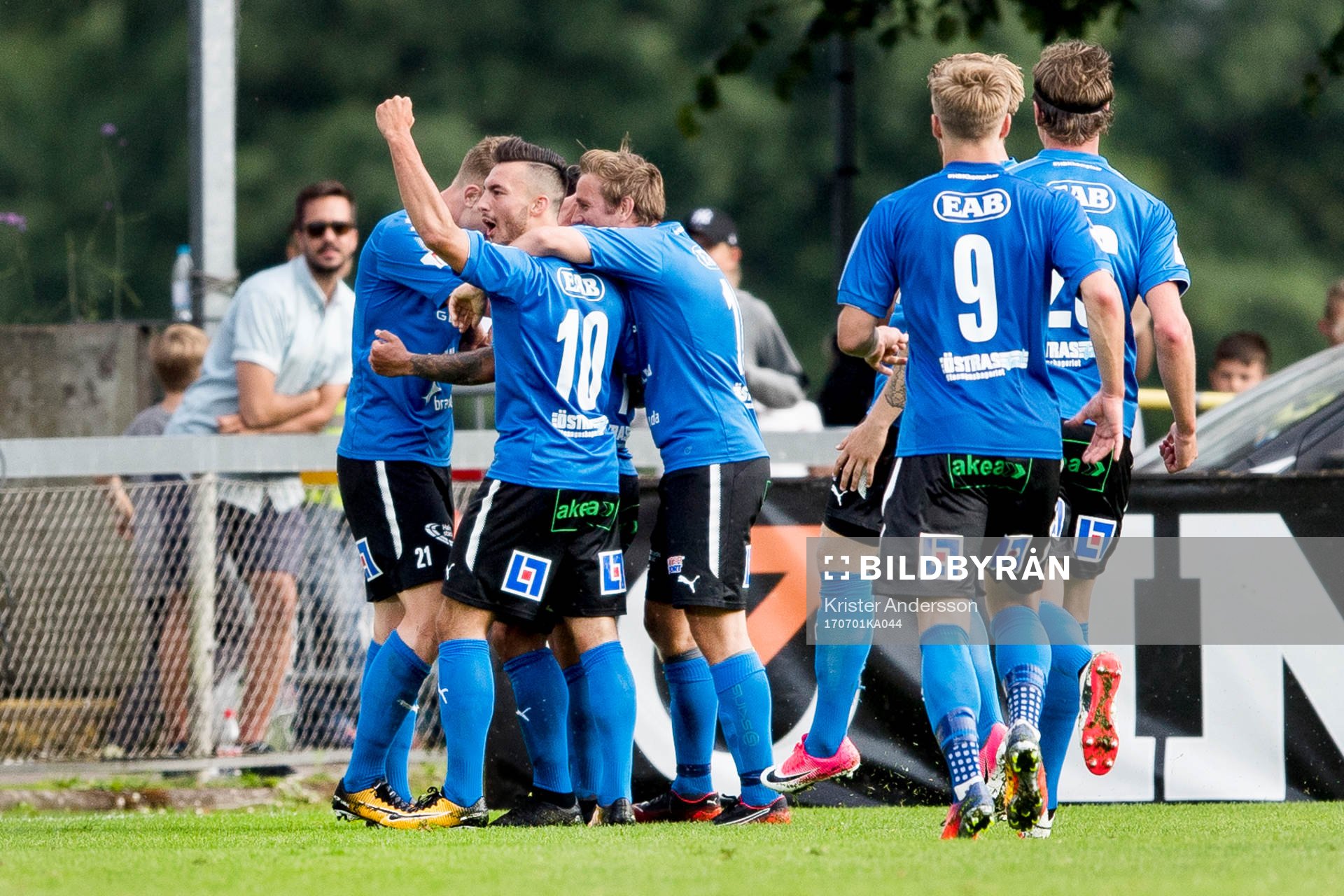Halmstads spelare jublar efter 1-0 av Nikolai Alho under fotbollsmatchen i Allsvenskan mellan Halmstad och Elfsborg den 1 juli 2017 i Halmstad.
