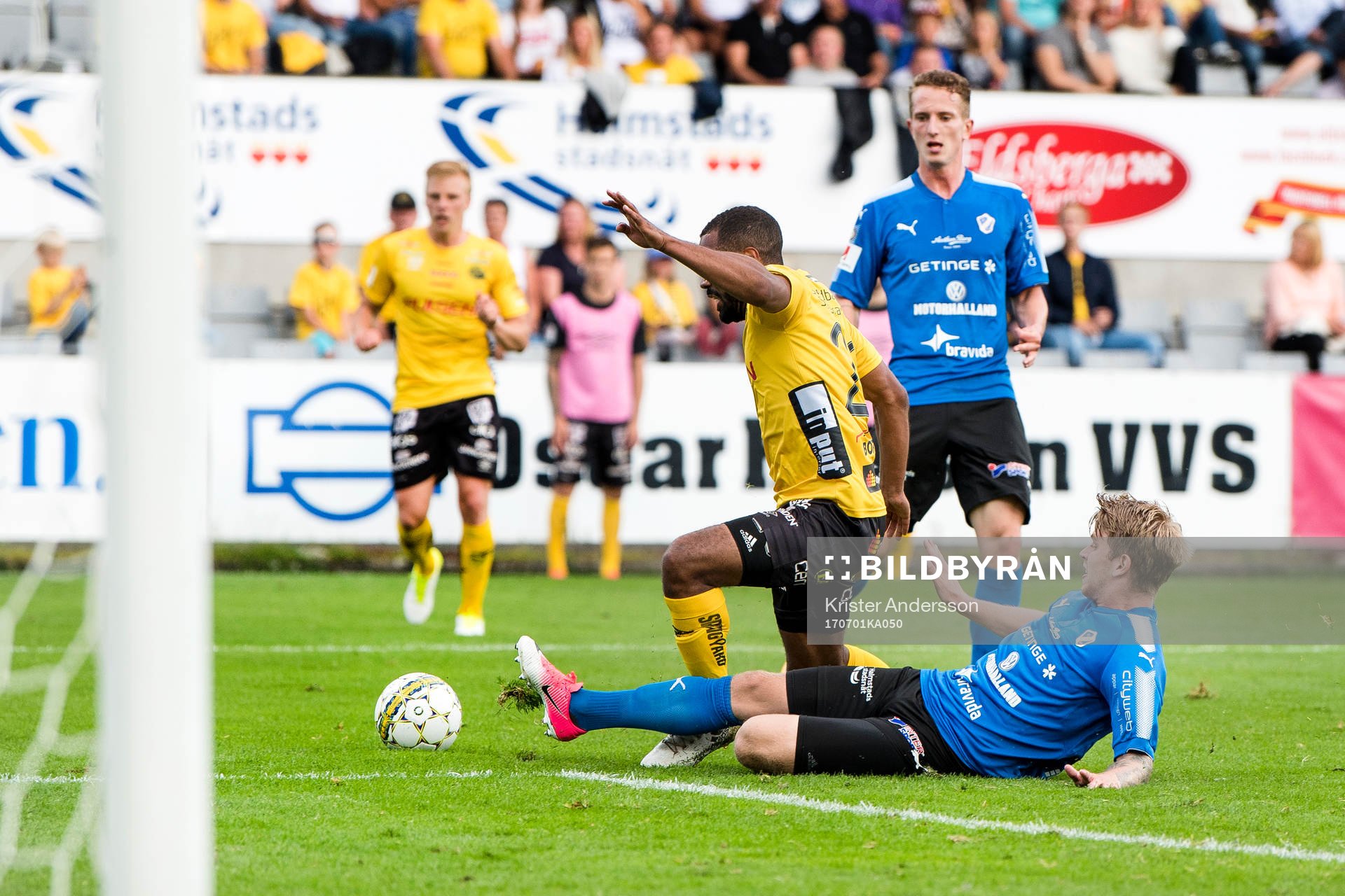 Halmstads Marcus Mathisen med en brytning framför