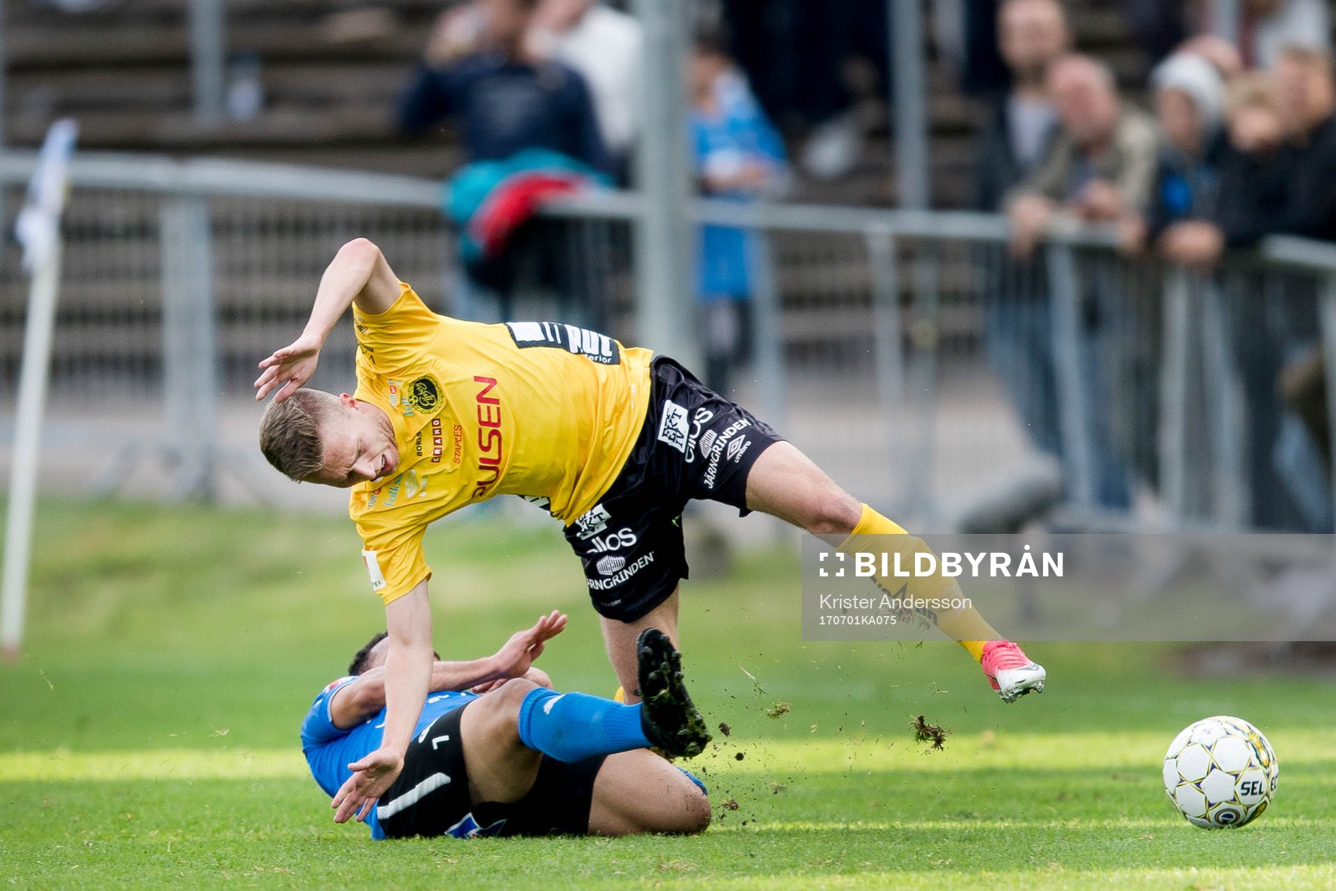Halmstads Nikolai Alho tacklar Elfsborgs Adam Lundqvist