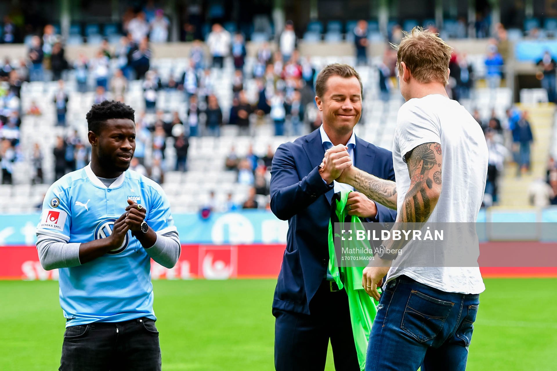 Malmö FFs nyförvärv Johan Dahlin och Kingsley Sarfo tillsammans med sportchef sportchef Daniel Andersson före fotbollsmatchen i Allsvenskan mellan Malmö FF och AFC Eskilstuna den 1 juli 2017 i Malmö.