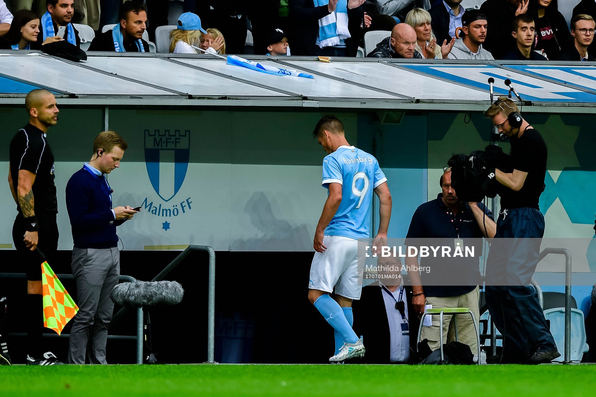 Malmö FFs Markus Rosenberg lämnar planen skadad