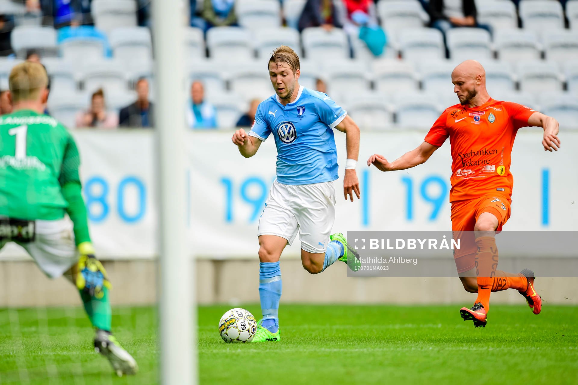 Malmö FFs Anton Tinnerholm och AFC Eskilstunas Zourab