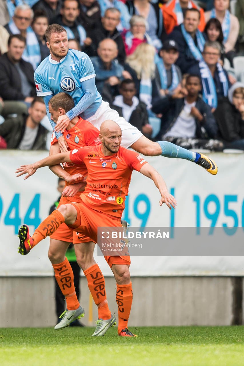 Malmö FFs Lasse Nielsen i nickduell med AFC Eskilstunas