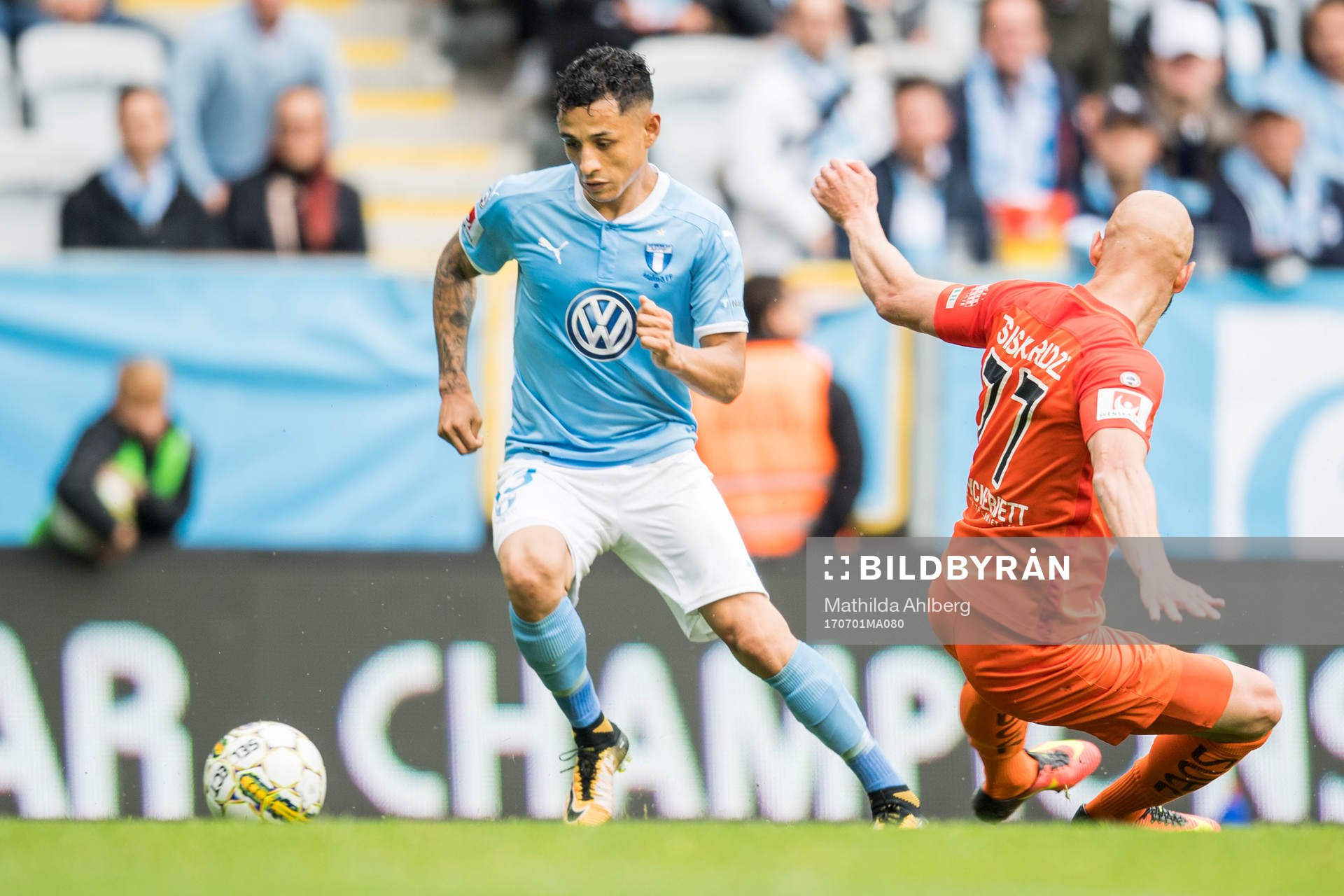 Malmö FFs Yoshimar Yotún och AFC Eskilstunas Zourab
