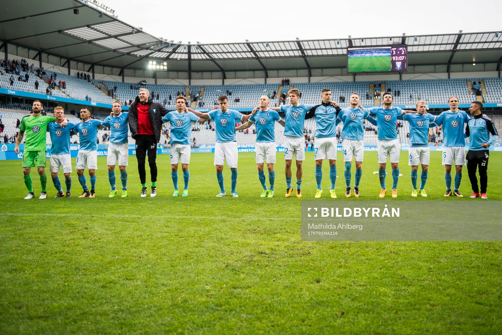 Malmö FFs spelare jublar mot publiken