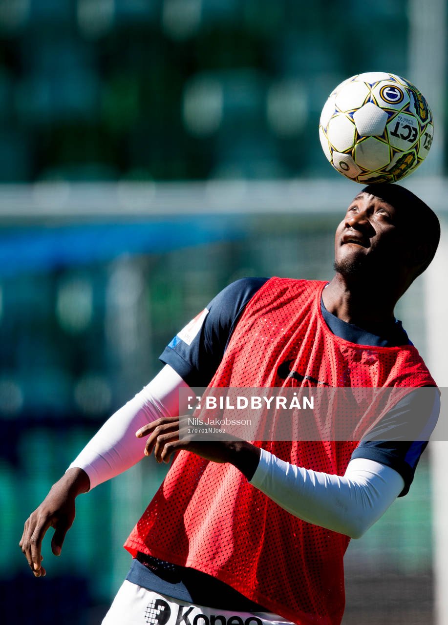 Sirius Moses Ogbu balanserar bollen på pannan