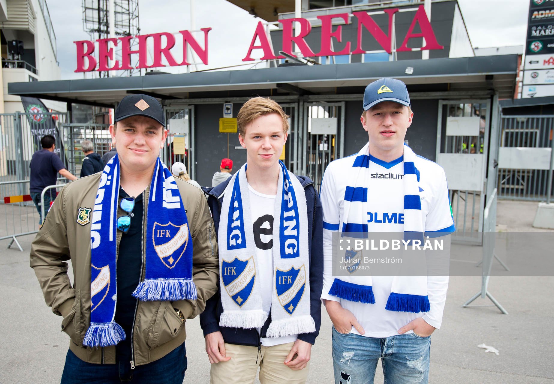 Norrköpingssupportrar utanför Behrn Arena