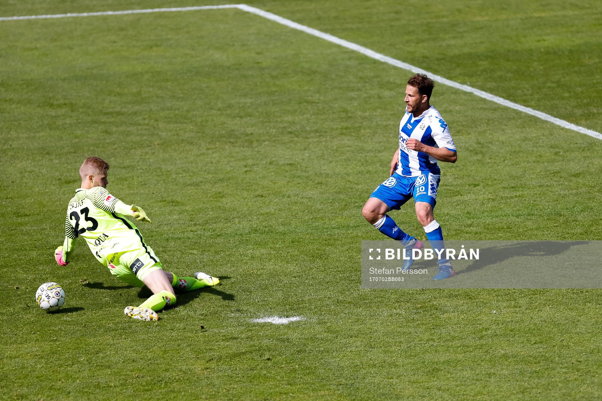 IFK Göteborgs Tobias Hysen gör 0-2 bakom Jönköpings målvakt Anton Cajtoft under fotbollsmatchen i Allsvenskan mellan Jönköping och IFK Göteborg den 2 juli 2017 i Jönköping.