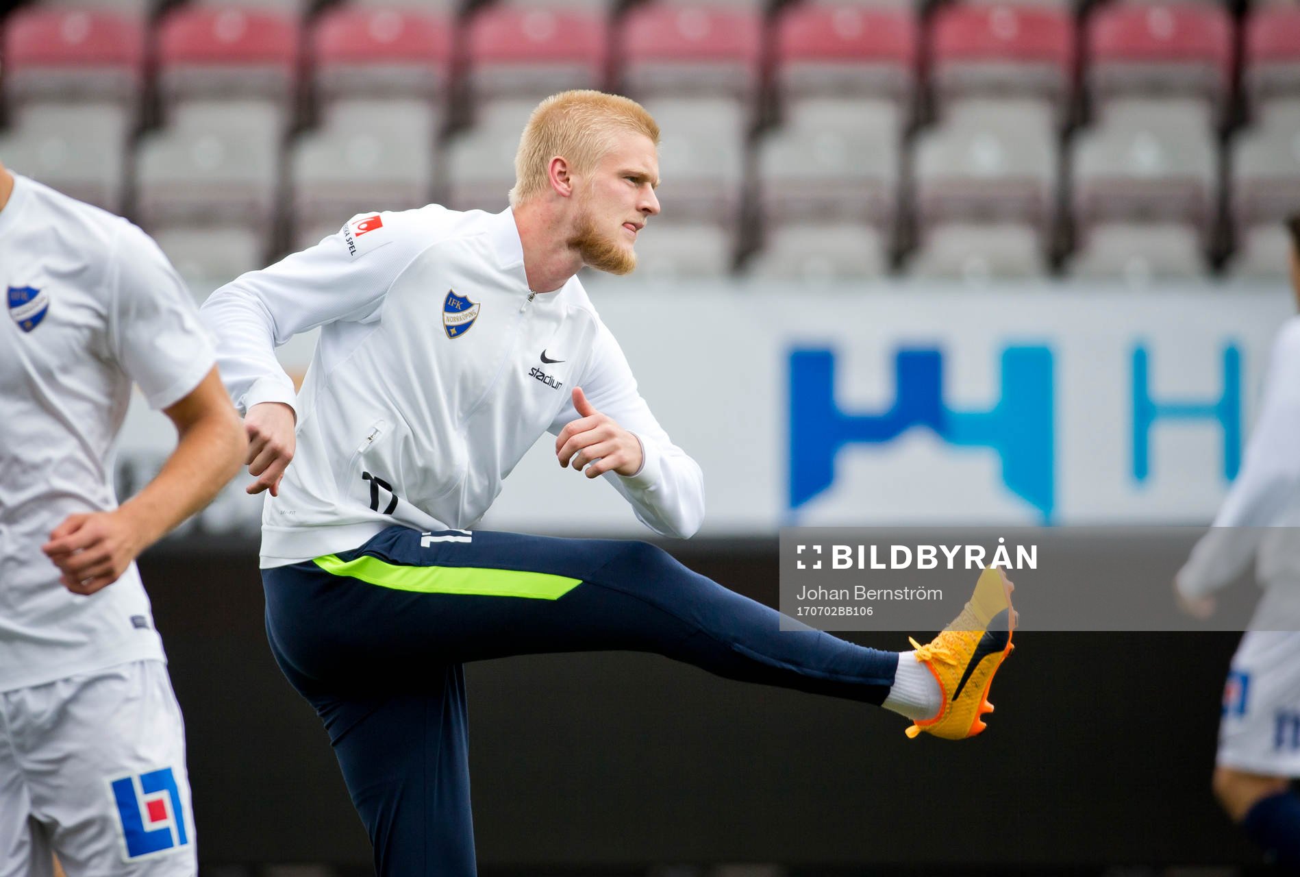 Norrköpings Karl Holmberg värmer upp