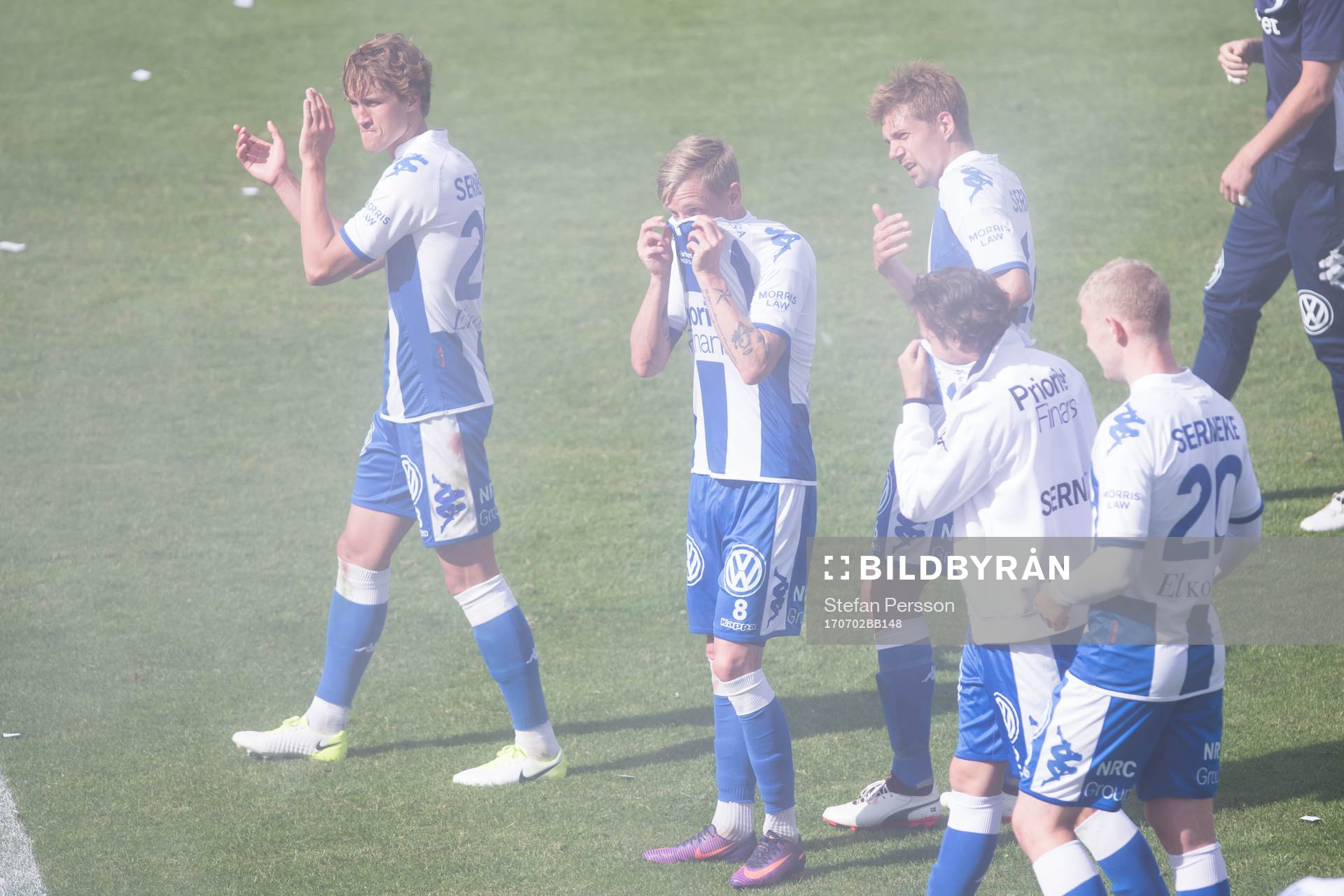 IFK Göteborgs Sören Rieks täcker munnen när spelarna