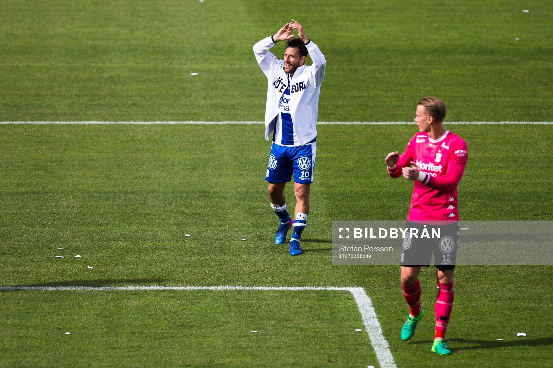 IFK Göteborgs Tobias Hysen och målvakt Pontus Dahlberg jublar efter fotbollsmatchen i Allsvenskan mellan Jönköping och IFK Göteborg den 2 juli 2017 i Jönköping.