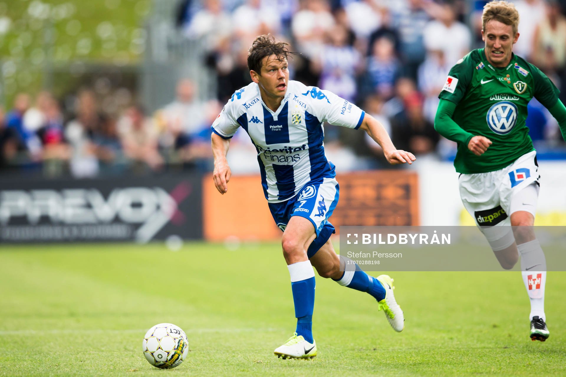 IFK Göteborgs Mads Albaek med bollen, Jönköpings Jesper