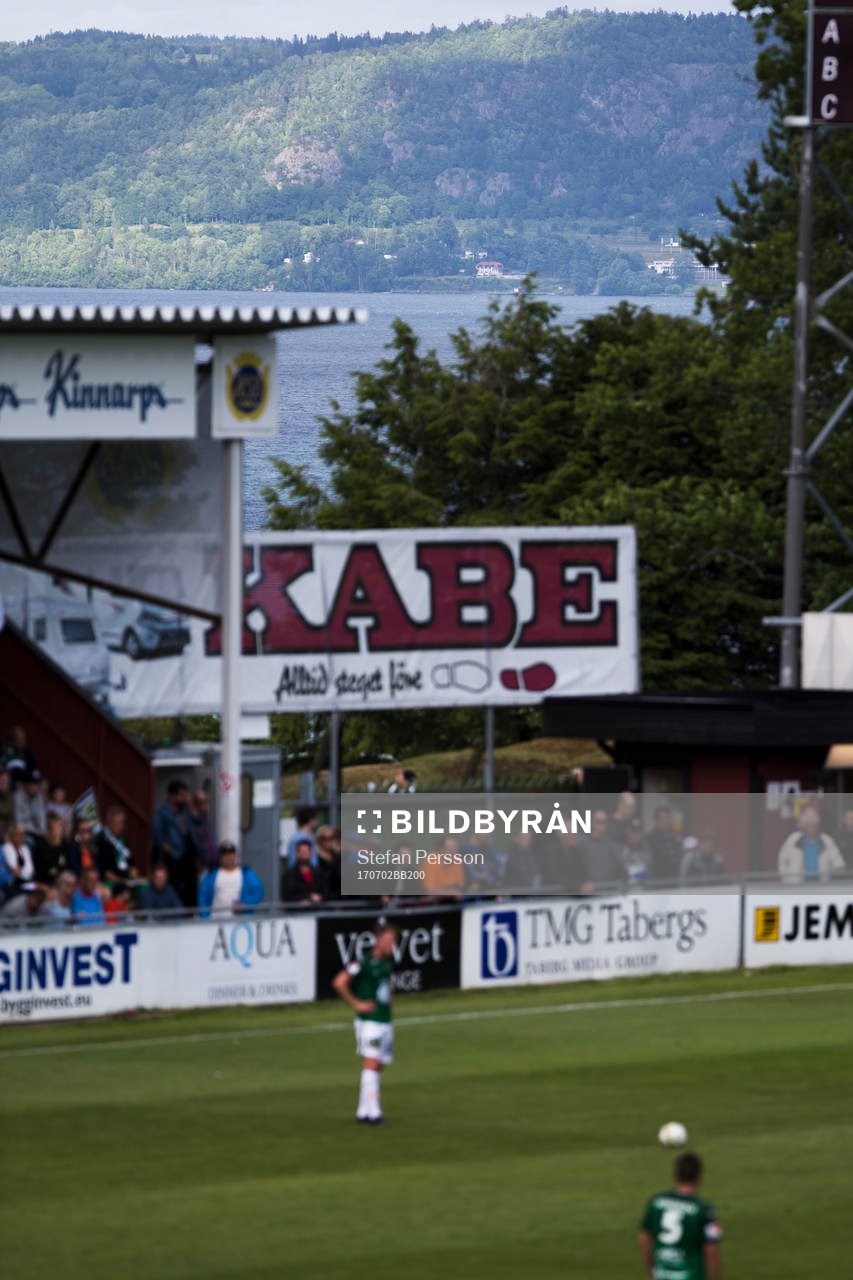 Utsikt över Vättern bakom Stadsparksvallen