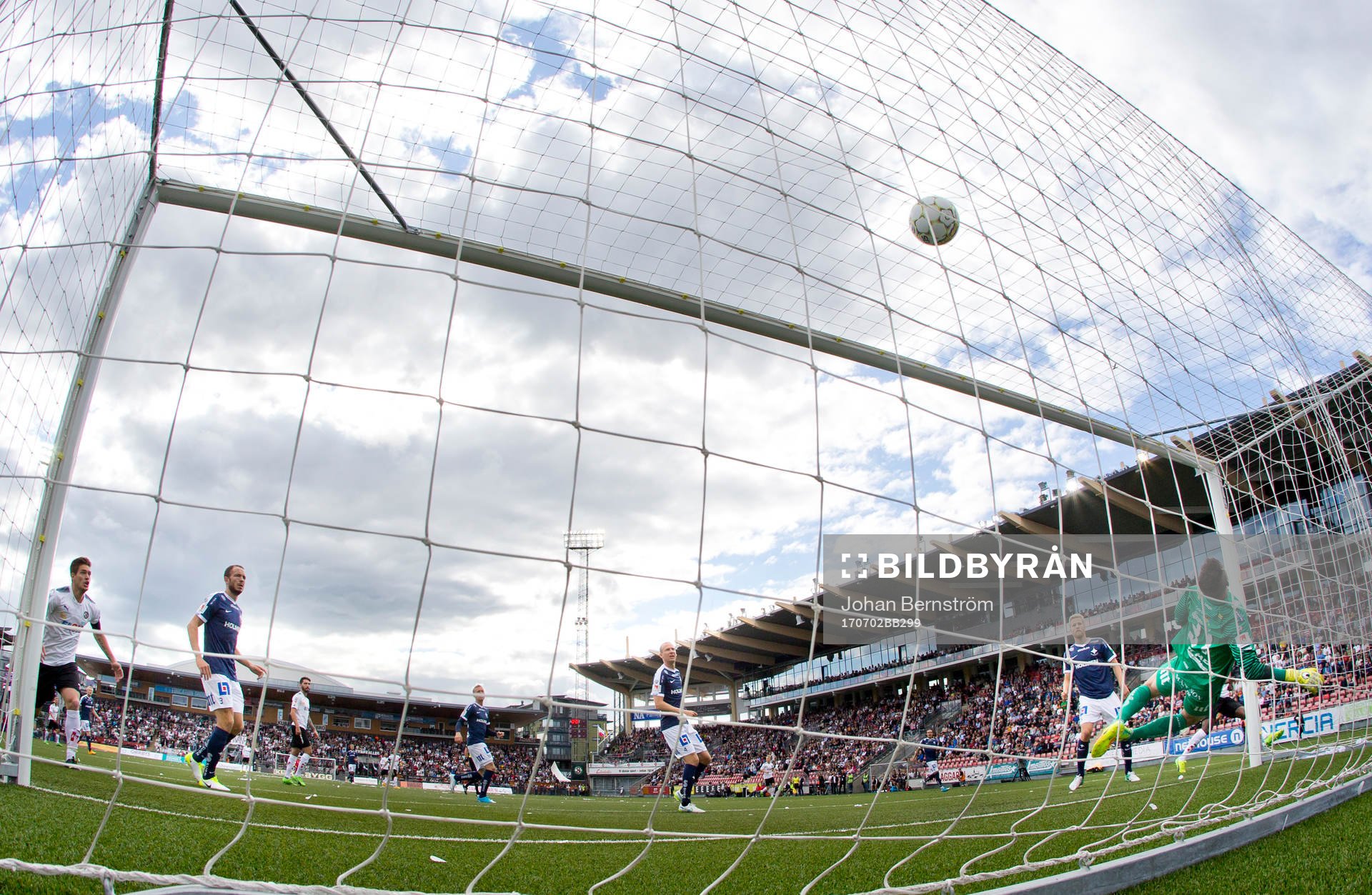 Örebros Maic Sema gör 1-0 på Norrköpings målvakt