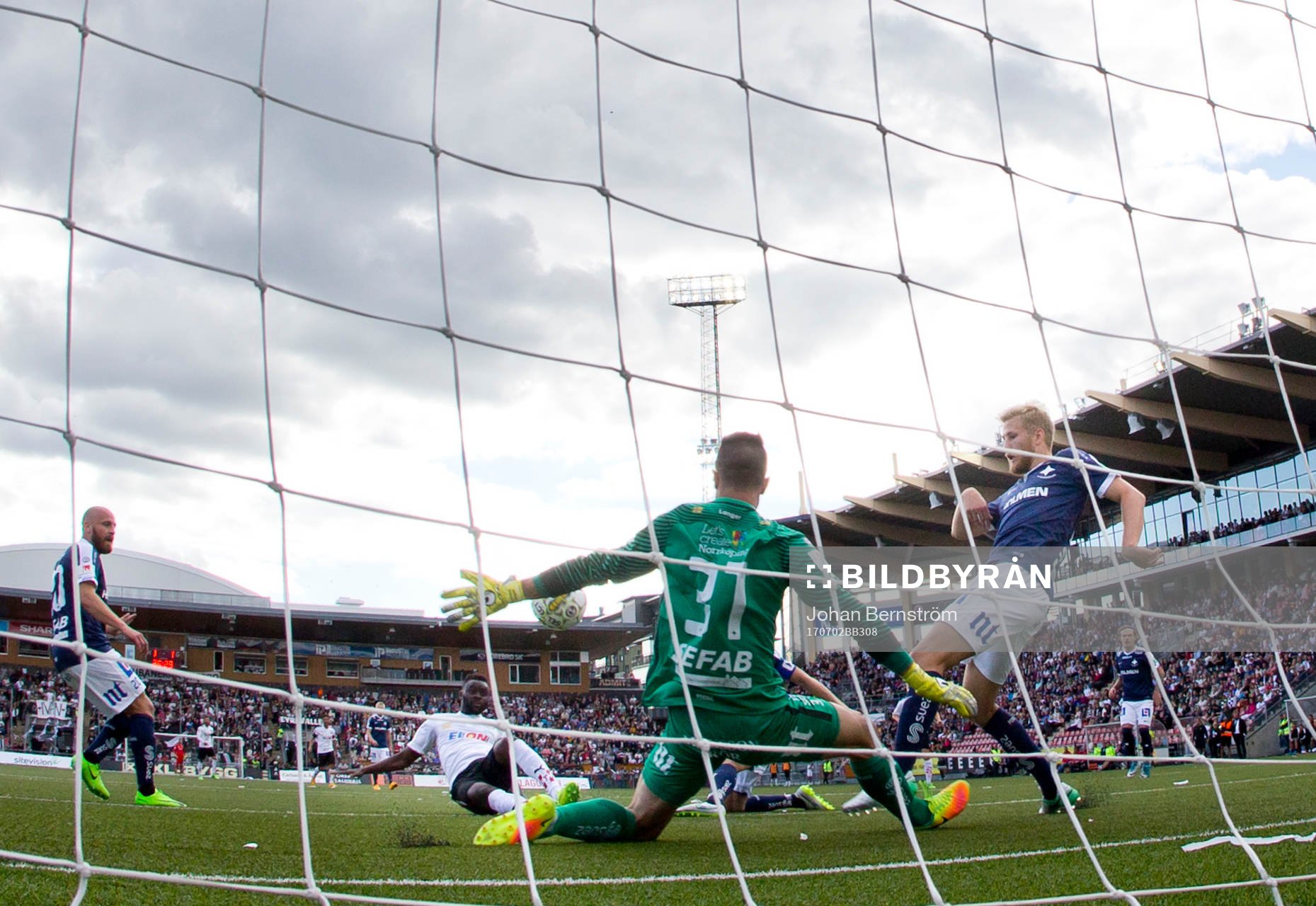 Örebros Maic Sema gör 2-1 på Norrköpings målvakt