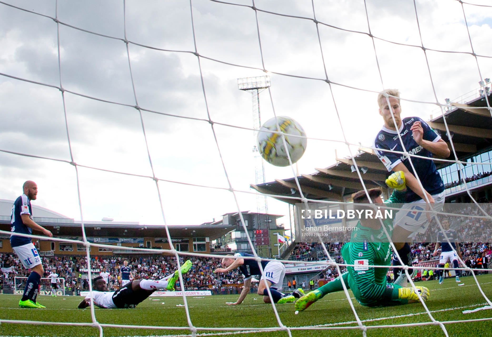 Örebros Maic Sema gör 2-1 på Norrköpings målvakt