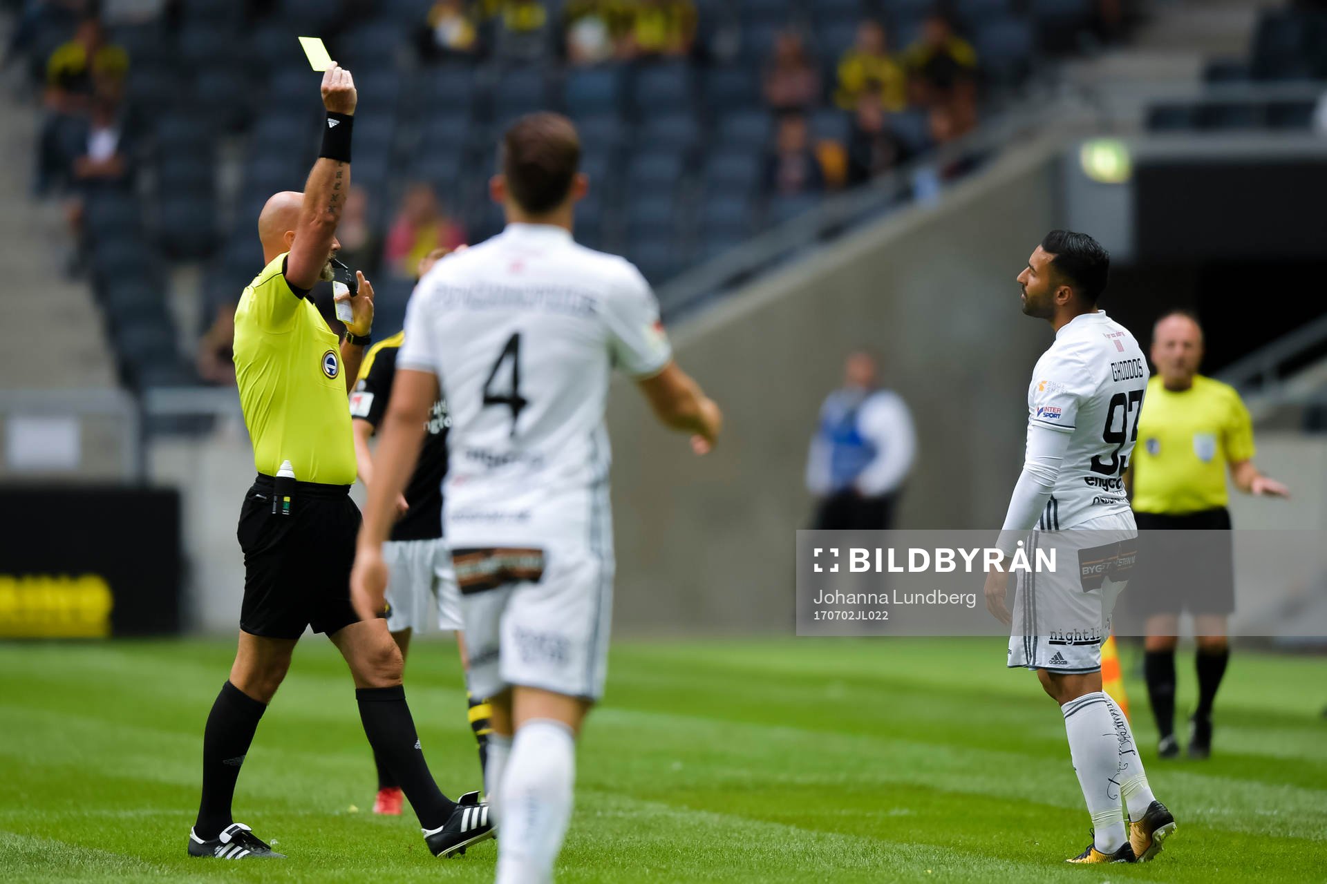 Östersunds Saman Ghoddos får en varning