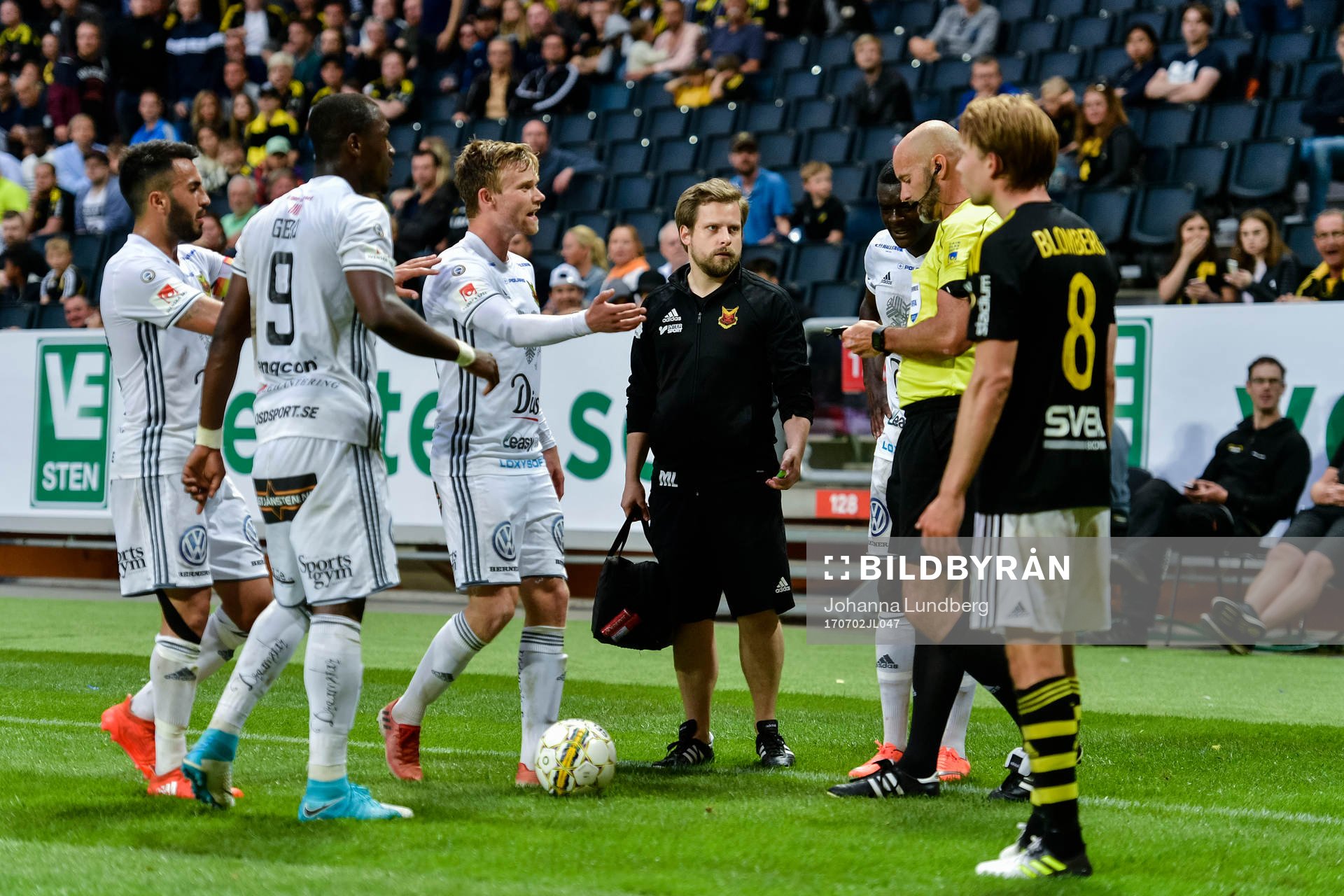 s och Östersunds spelare i diskussion med domaren