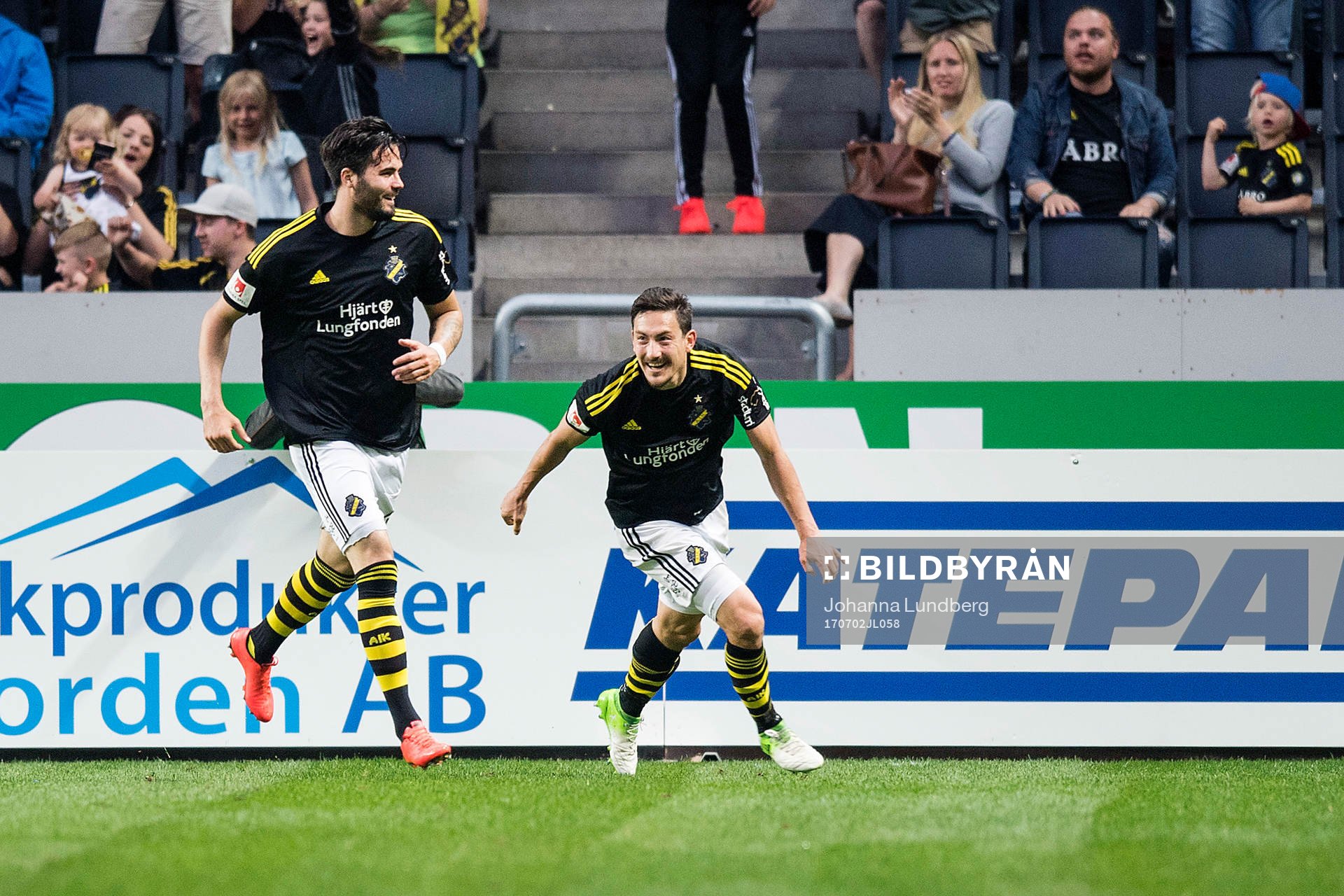 s  Denni Avdic gör 2-2 och jublar med Stefan Ishizaki