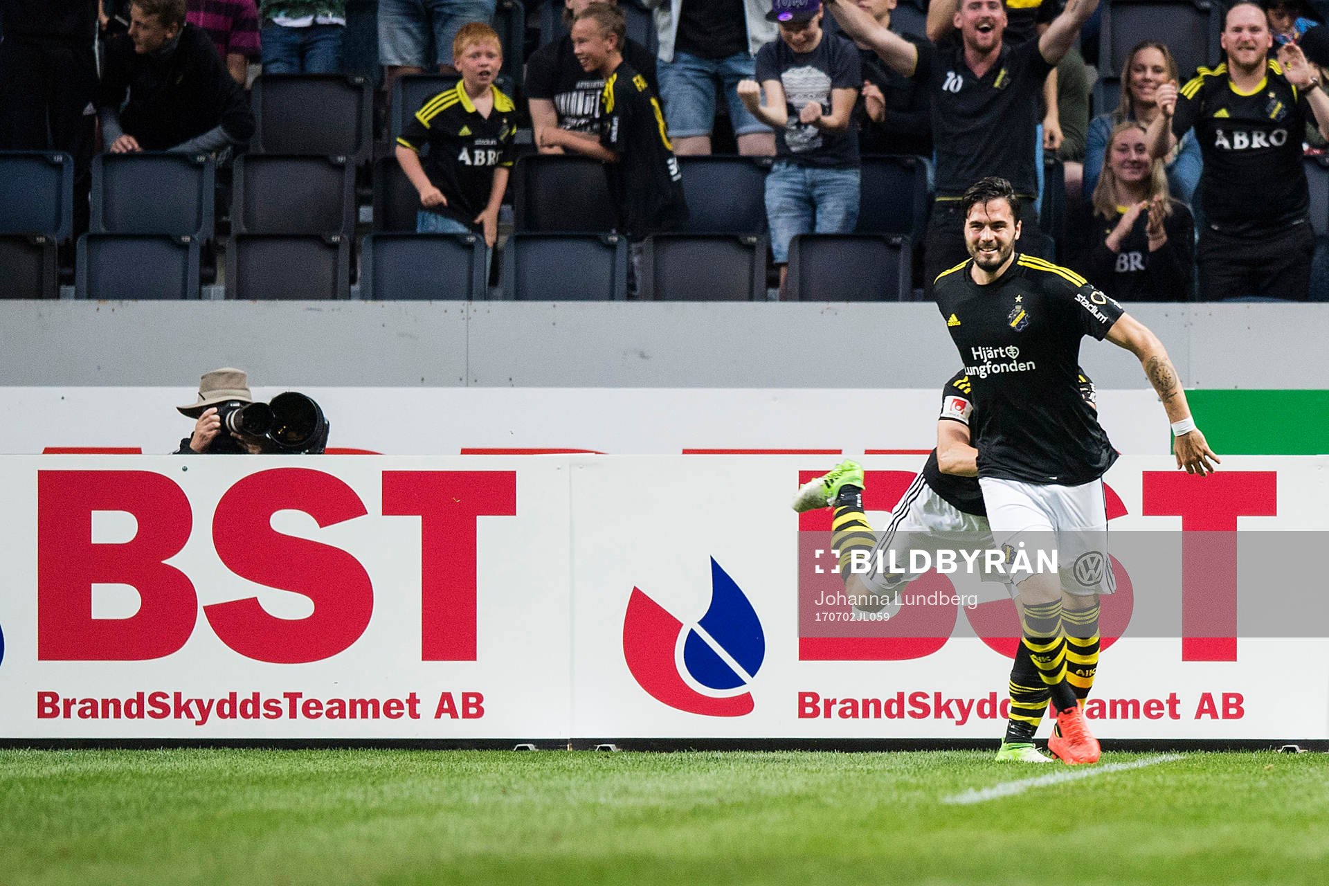 s Denni Avdic gör 2-2 och jublar med Stefan Ishizaki