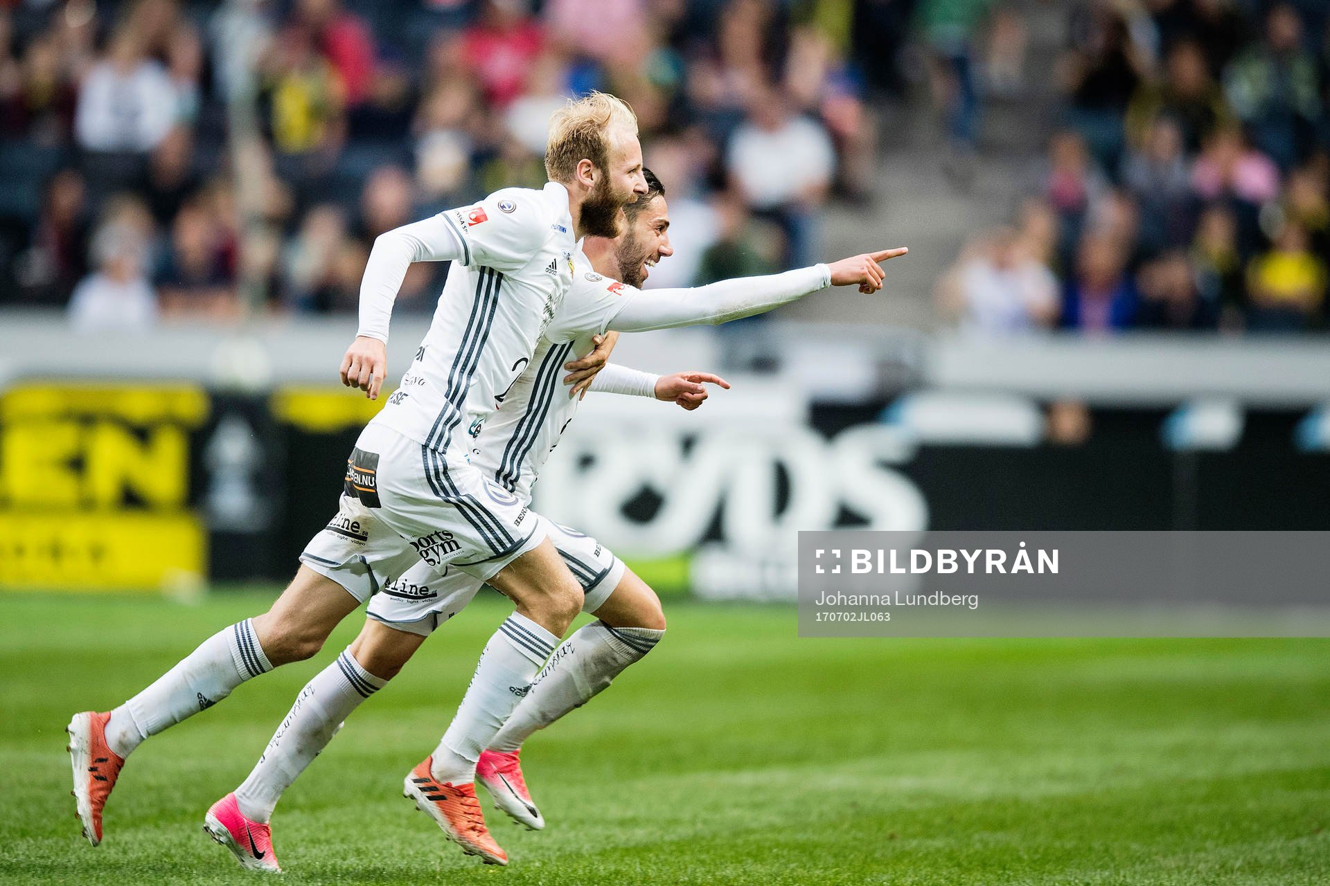 Östersunds Gabriel Somi gör 1-2 och jublar med Curtis