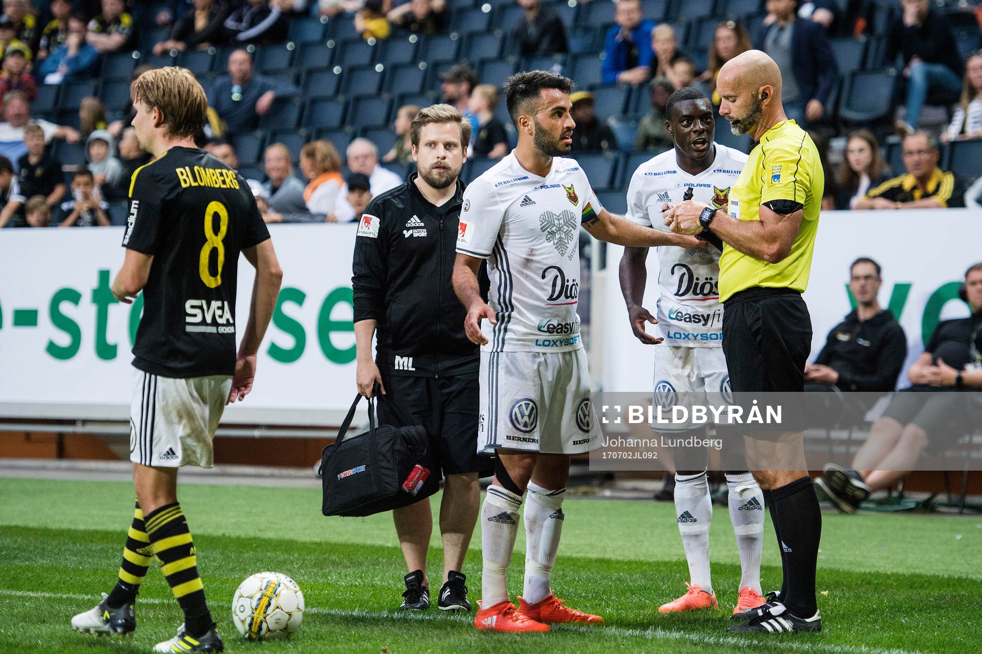 Östersunds Ken Sema och Brwa Nouri är framme och pratar