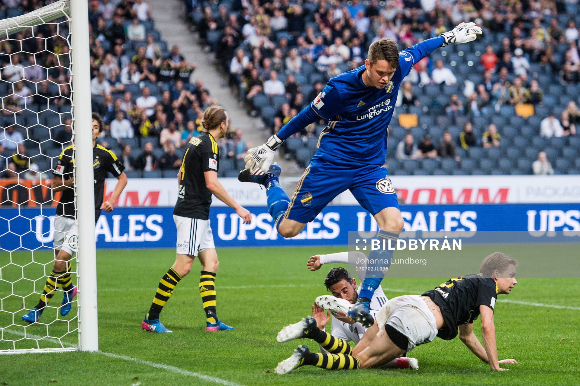 s målvakt Oscar Linnér hoppar över Johan Blomberg och