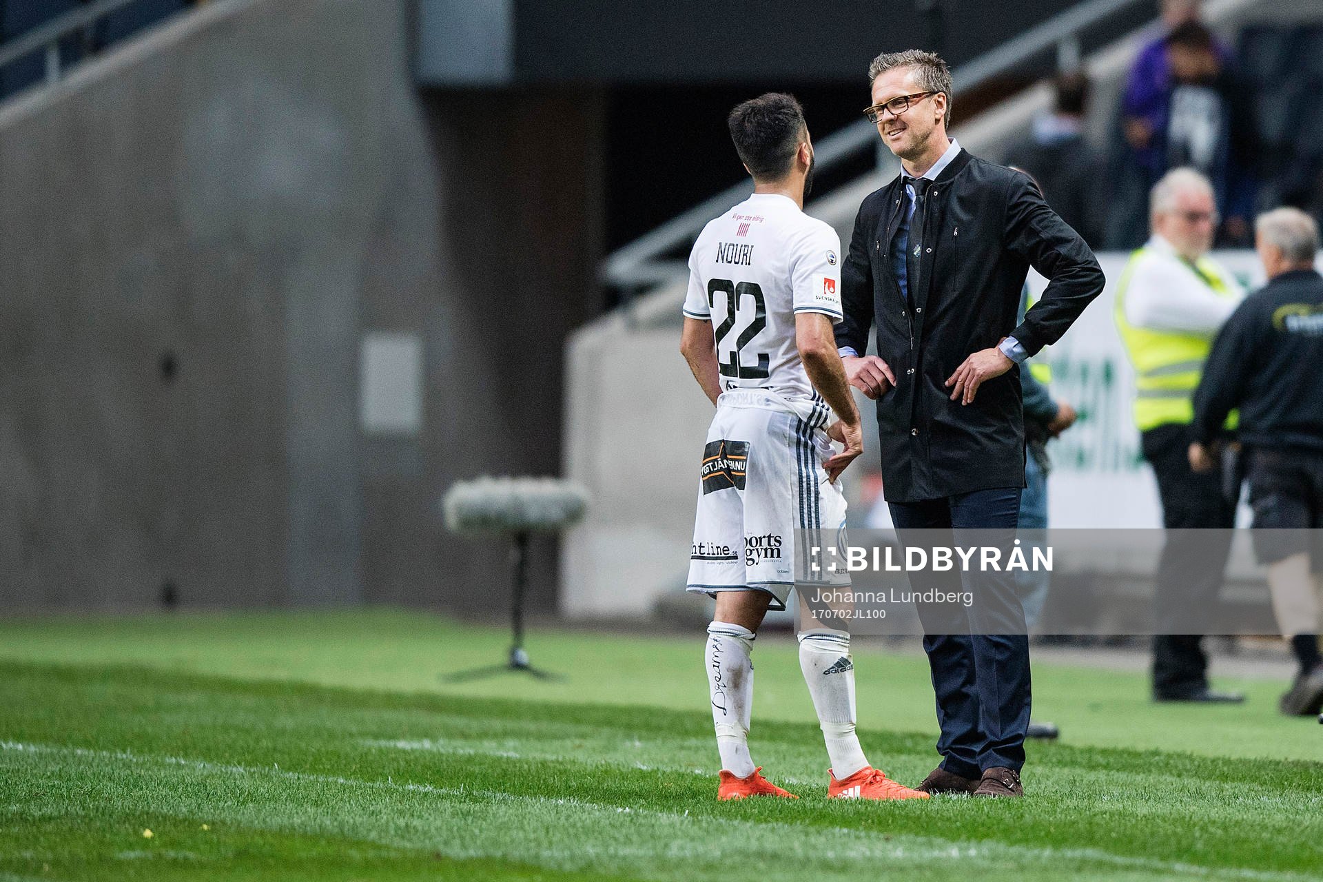s tränare Rikard Norling pratar med Östersunds Brwa Nouri