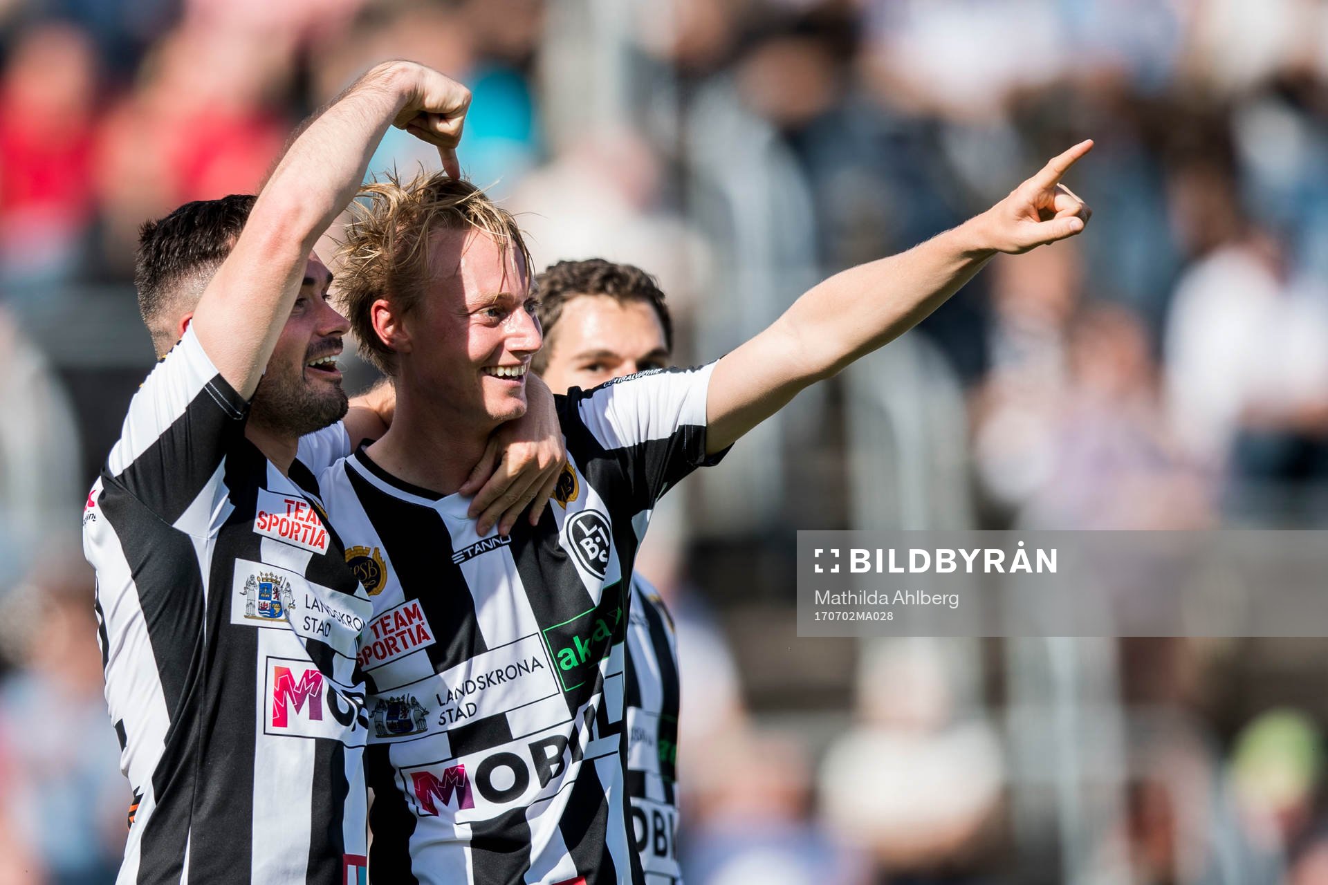 Landskronas Måns Ekvall jublar med lagkamrater