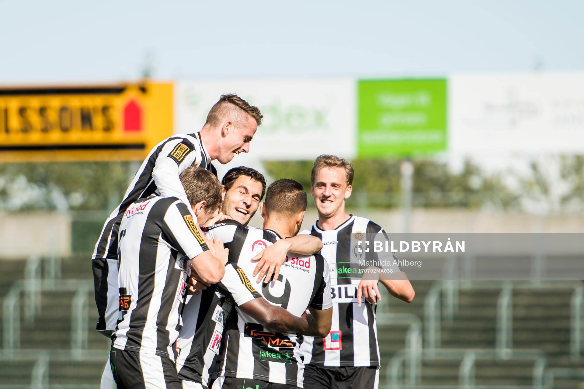 Landskronas Thierry Zahui jublar med lagkamrater