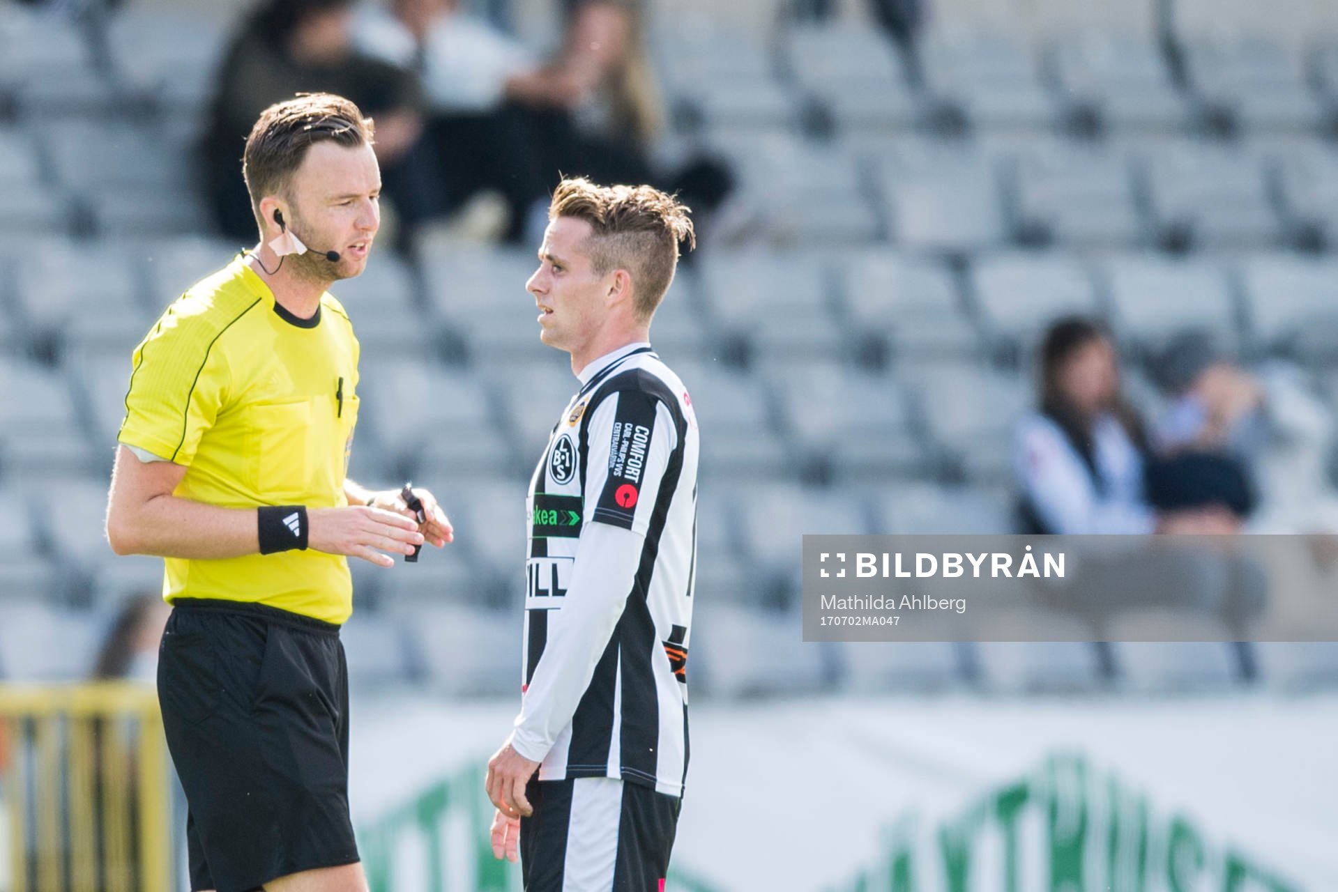Domare Mirza Kazic i diskussion med Landskronas Rasmus Alm