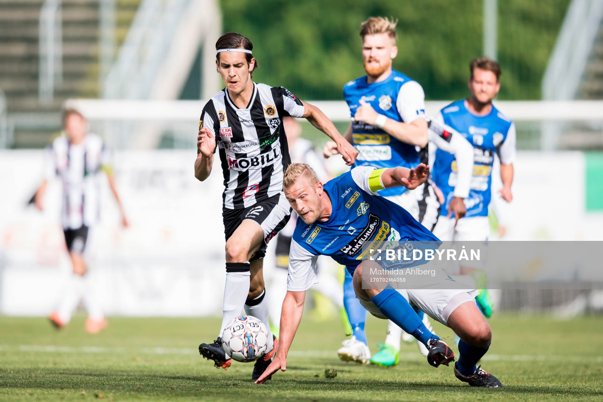 Oddevolds Robin Jansson och Landskronas Adi Nalic under fotbollsmatchen i Division 1 Södra mellan Landskrona BoIS och Oddevold den 2 juli 2017 i Landskrona.