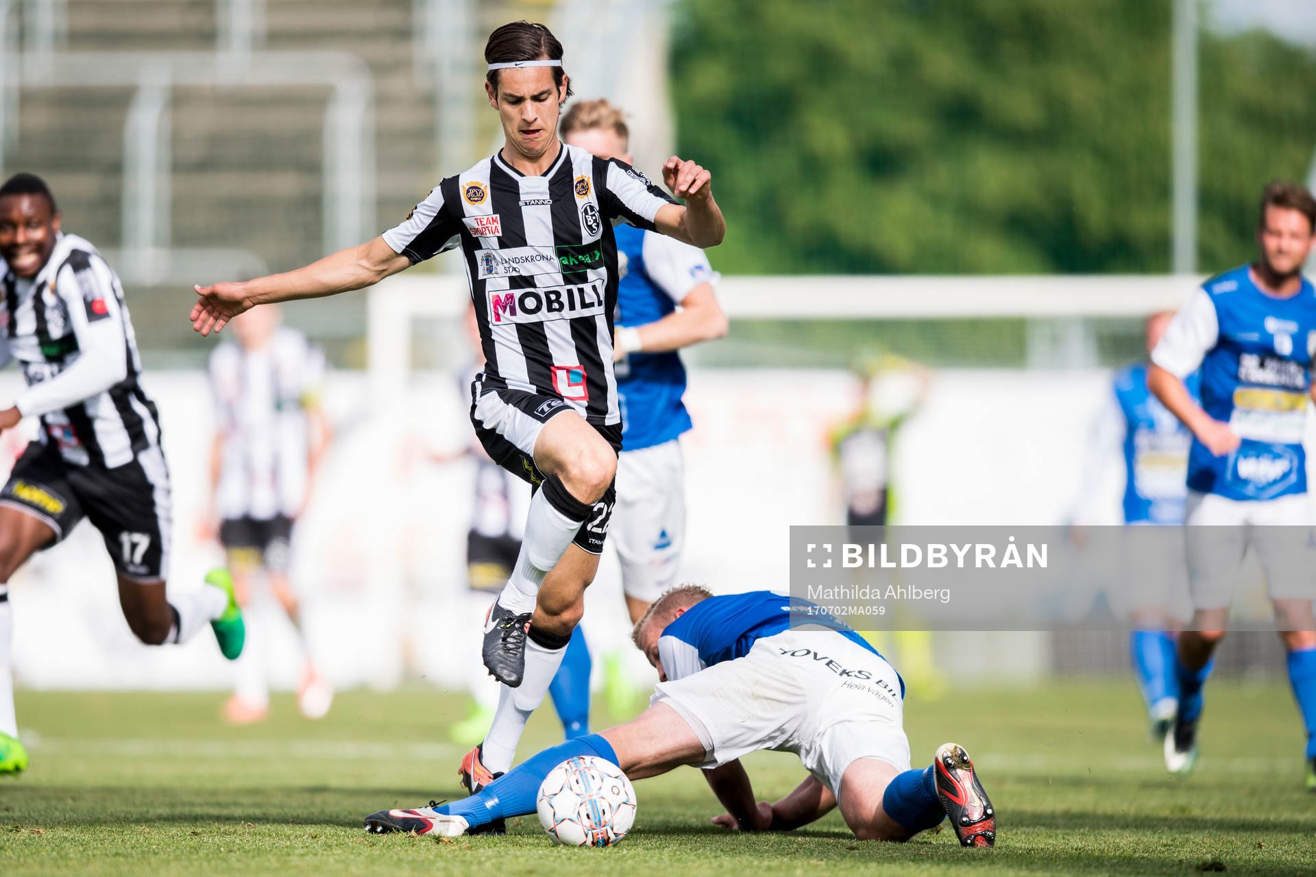 Oddevolds Robin Jansson och Landskronas Adi Nalic under fotbollsmatchen i Division 1 Södra mellan Landskrona BoIS och Oddevold den 2 juli 2017 i Landskrona.