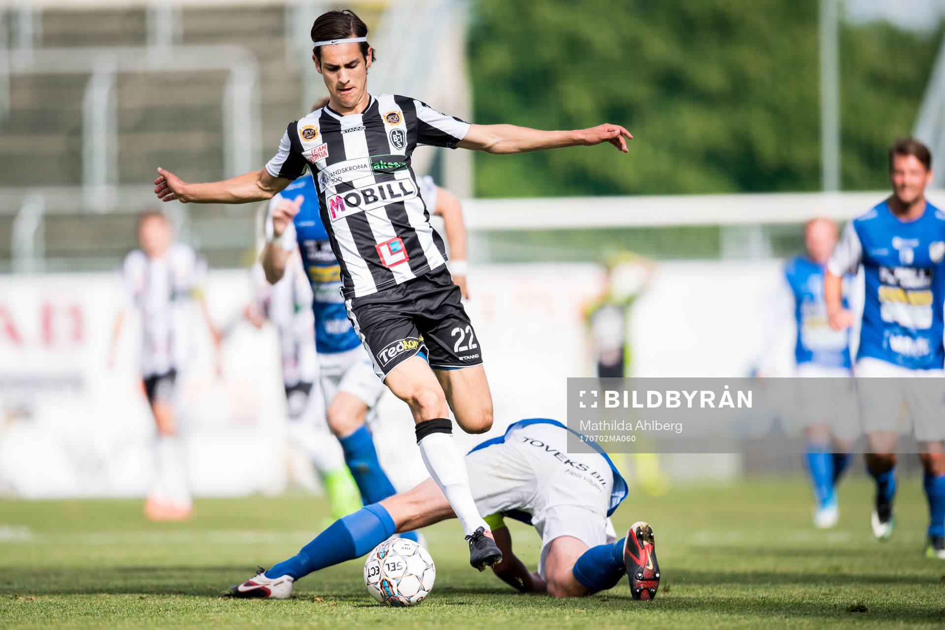 Oddevolds Robin Jansson och Landskronas Adi Nalic under fotbollsmatchen i Division 1 Södra mellan Landskrona BoIS och Oddevold den 2 juli 2017 i Landskrona.
