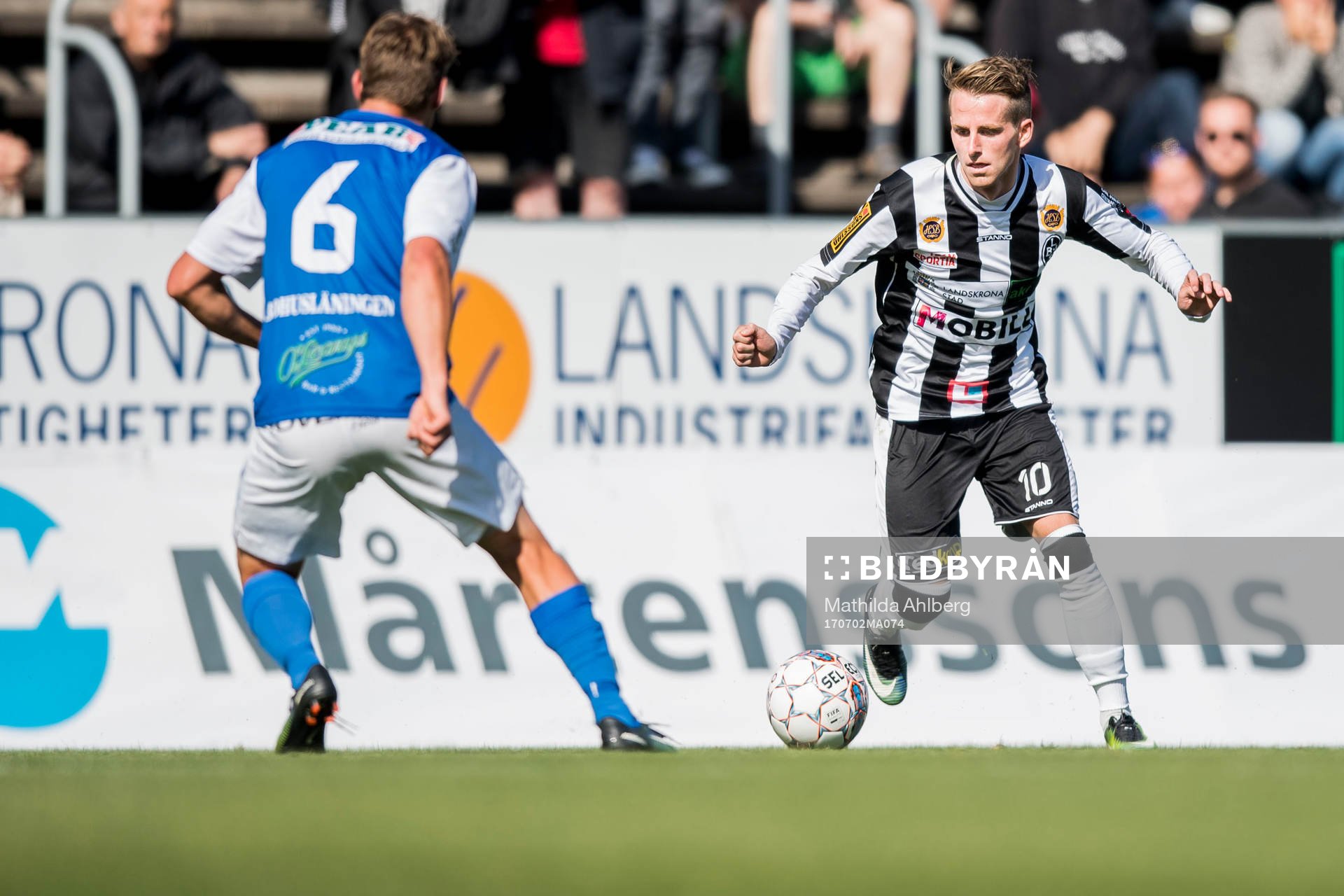 Oddevolds Rickard Johansson (ryggen mot kameran) och Landskronas Rasmus Alm under fotbollsmatchen i Division 1 Södra mellan Landskrona BoIS och Oddevold den 2 juli 2017 i Landskrona.