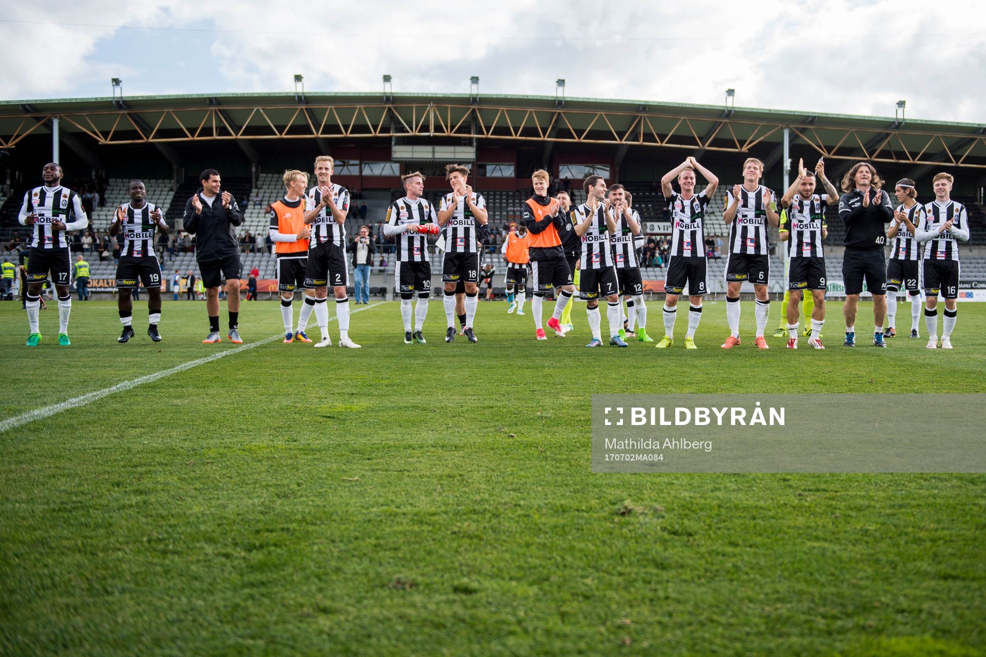 Landskronas spelare jublar mot publiken efter segern med 4-0 i fotbollsmatchen i Division 1 Södra mellan Landskrona BoIS och Oddevold den 2 juli 2017 i Landskrona.