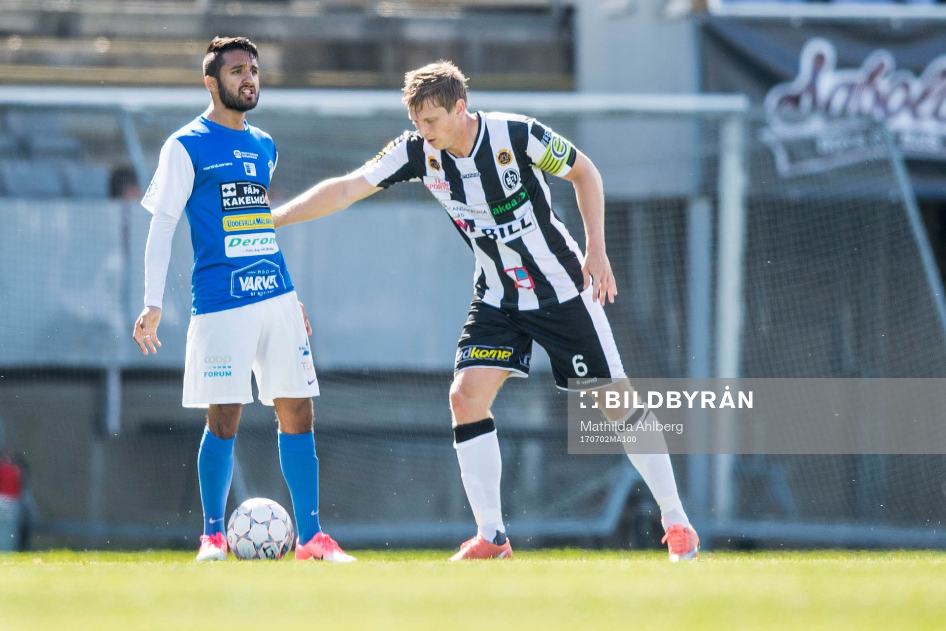 Oddevolds Mahmoud Abed-Al-Mouti och Landskronas Philip Andersson under fotbollsmatchen i Division 1 Södra mellan Landskrona BoIS och Oddevold den 2 juli 2017 i Landskrona.
