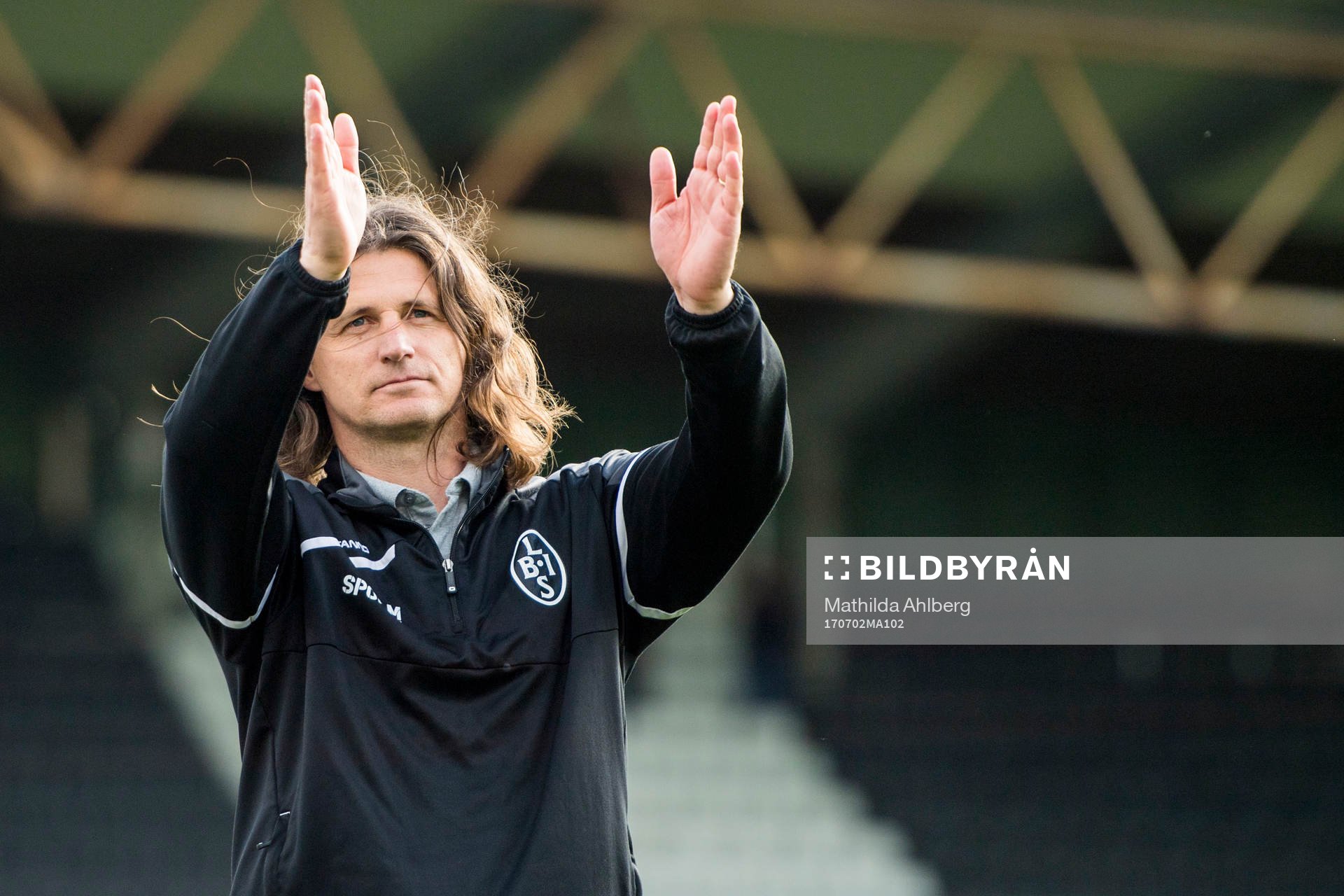 Landskronas tränare Agim Sopi jublar mot publiken efter fotbollsmatchen i Division 1 Södra mellan Landskrona BoIS och Oddevold den 2 juli 2017 i Landskrona.