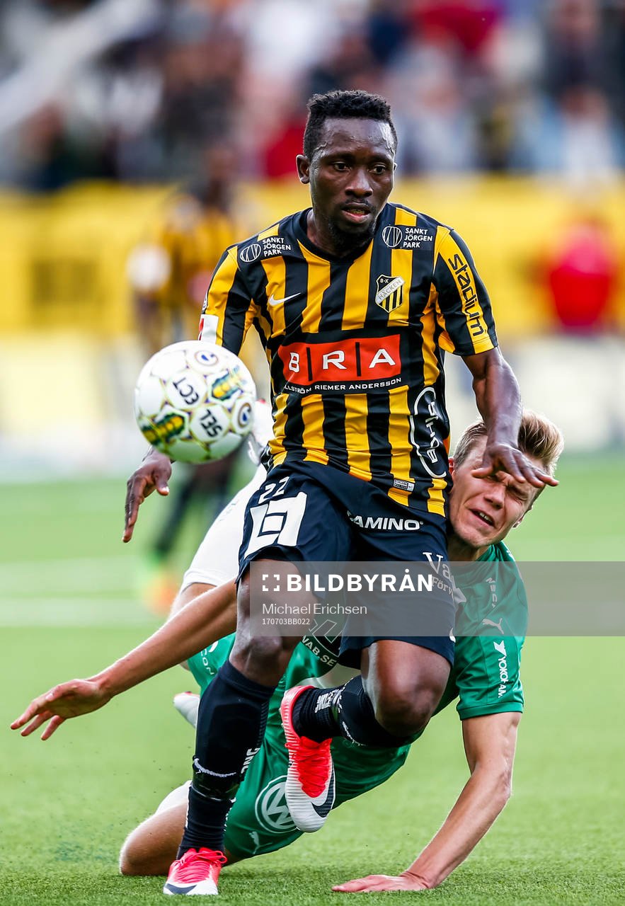 Häckens Chisom Egbuchulam och Hammarbys Marcus Degerlund