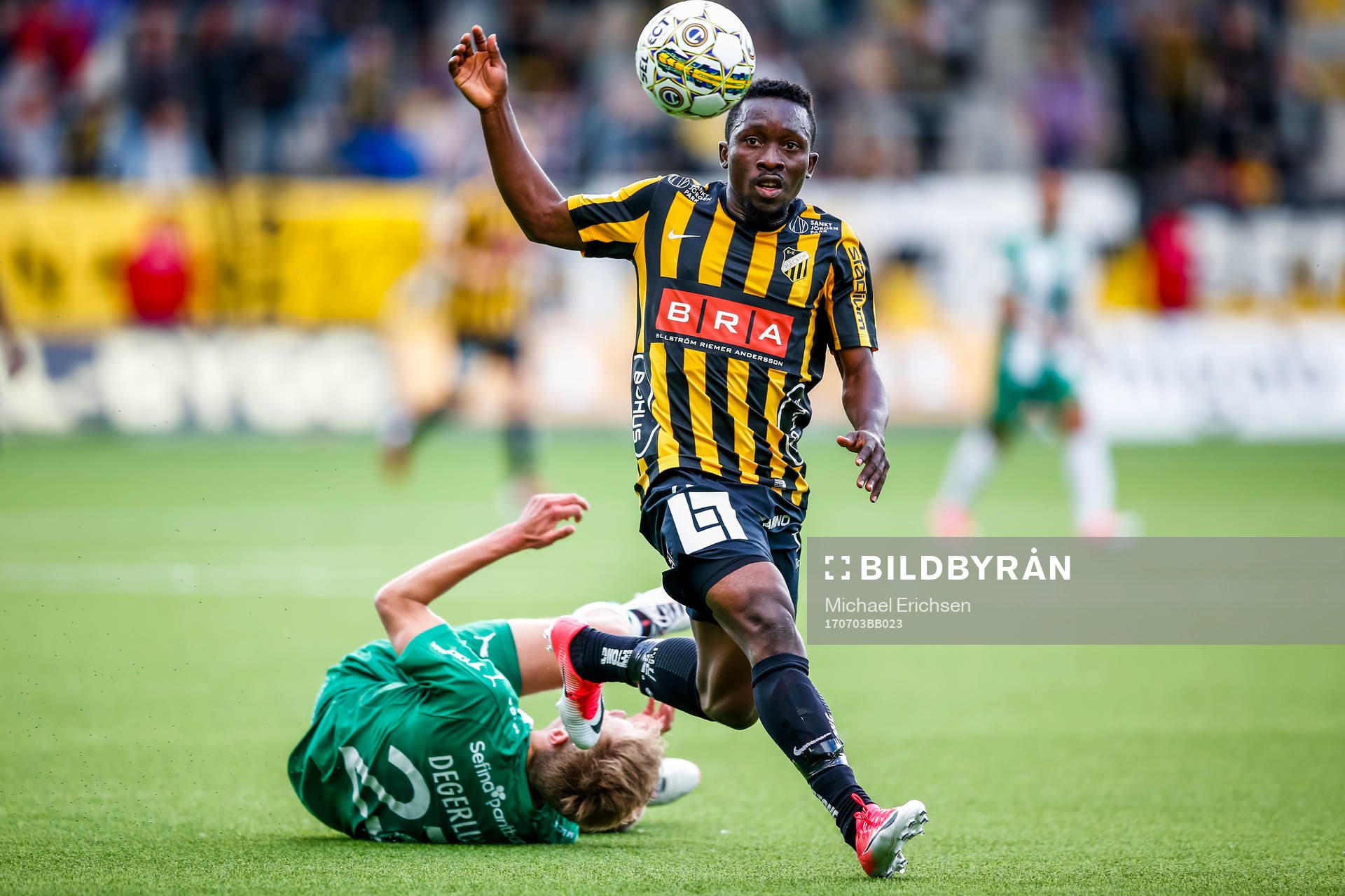 Häckens Chisom Egbuchulam och Hammarbys Marcus Degerlund