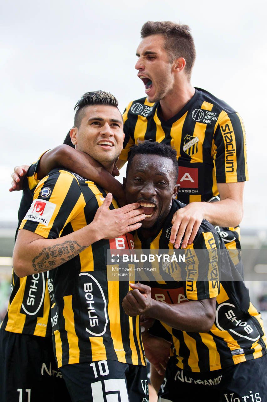 Häckens Paulinho, Nasiru Mohammed och Chisom Egbuchulam jublar efter 2-0 under fotbollsmatchen i Allsvenskan mellan Häcken och Hammarby den 3 juli 2017 i Göteborg.