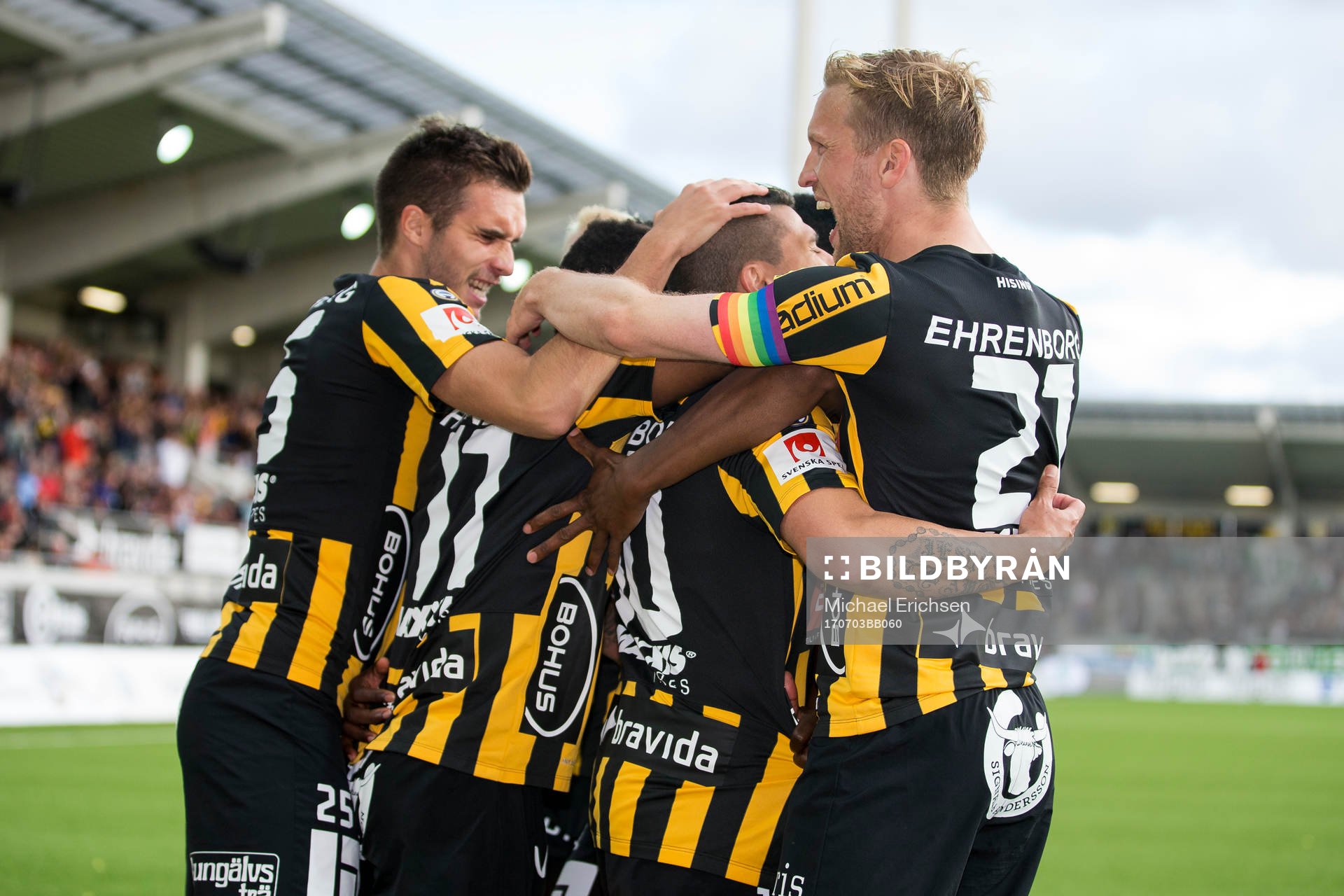 Häckens Paulinho jublar och omfamnas av lagkamrater, t.h.