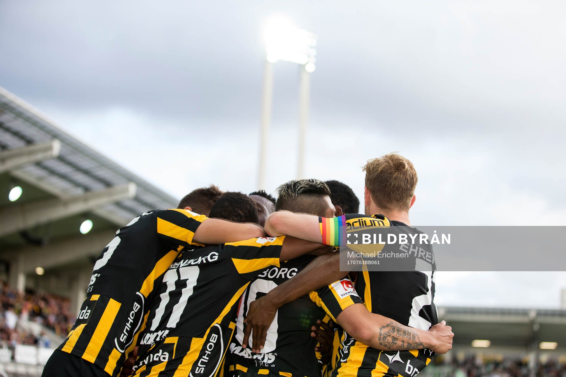 Häckens Paulinho jublar och omfamnas av lagkamrater