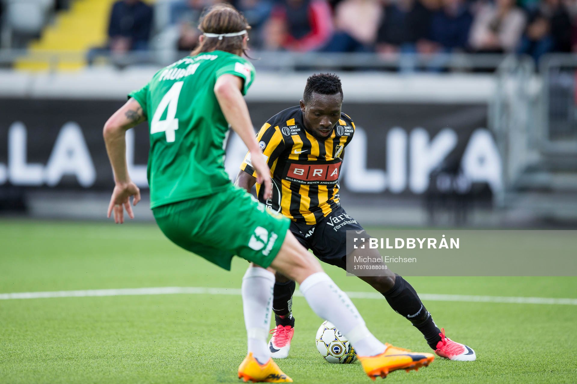 Häckens Chisom Egbuchulam mot Hammarbys Björn Paulsen
