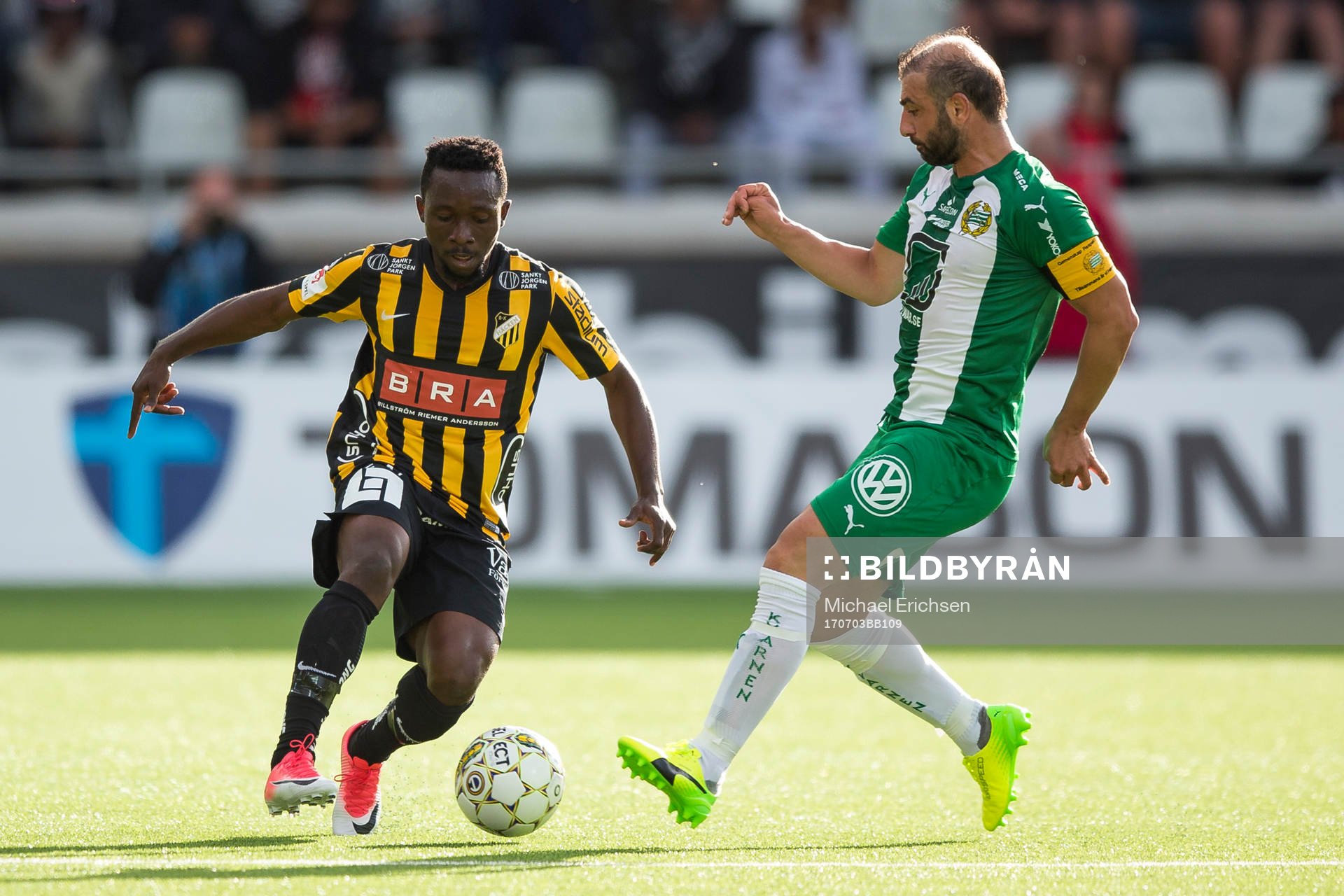 Häckens Chisom Egbuchulam mot Hammarbys Kennedy Bakircioglu